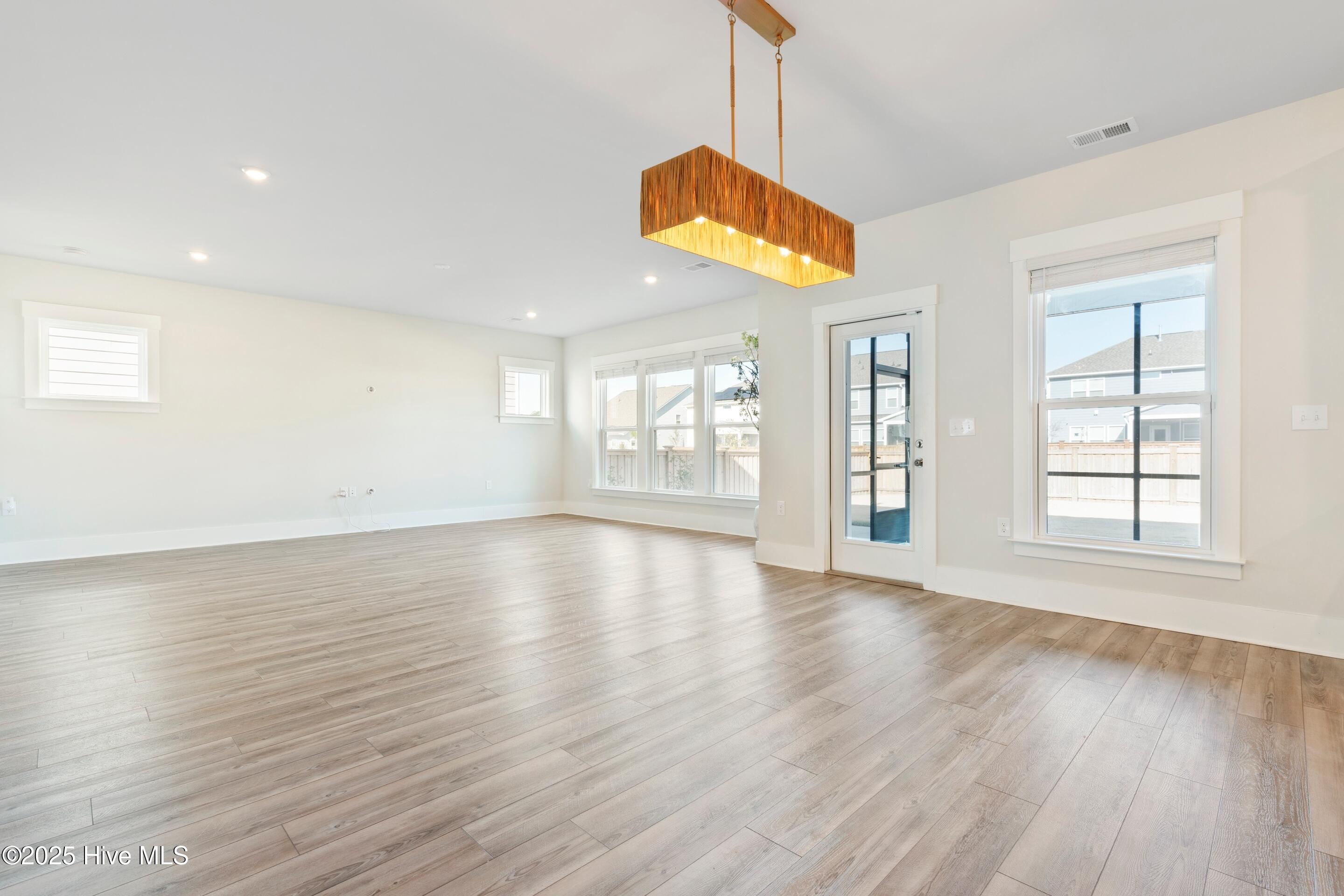 100547045 | Photo 15