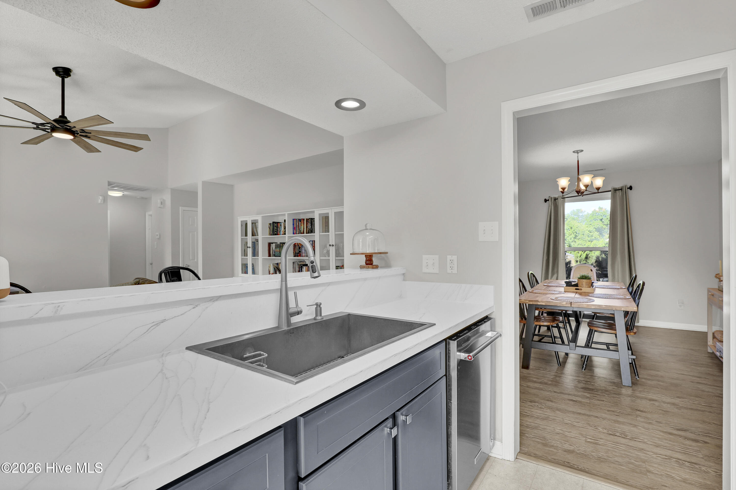 100568979 | Photo 10