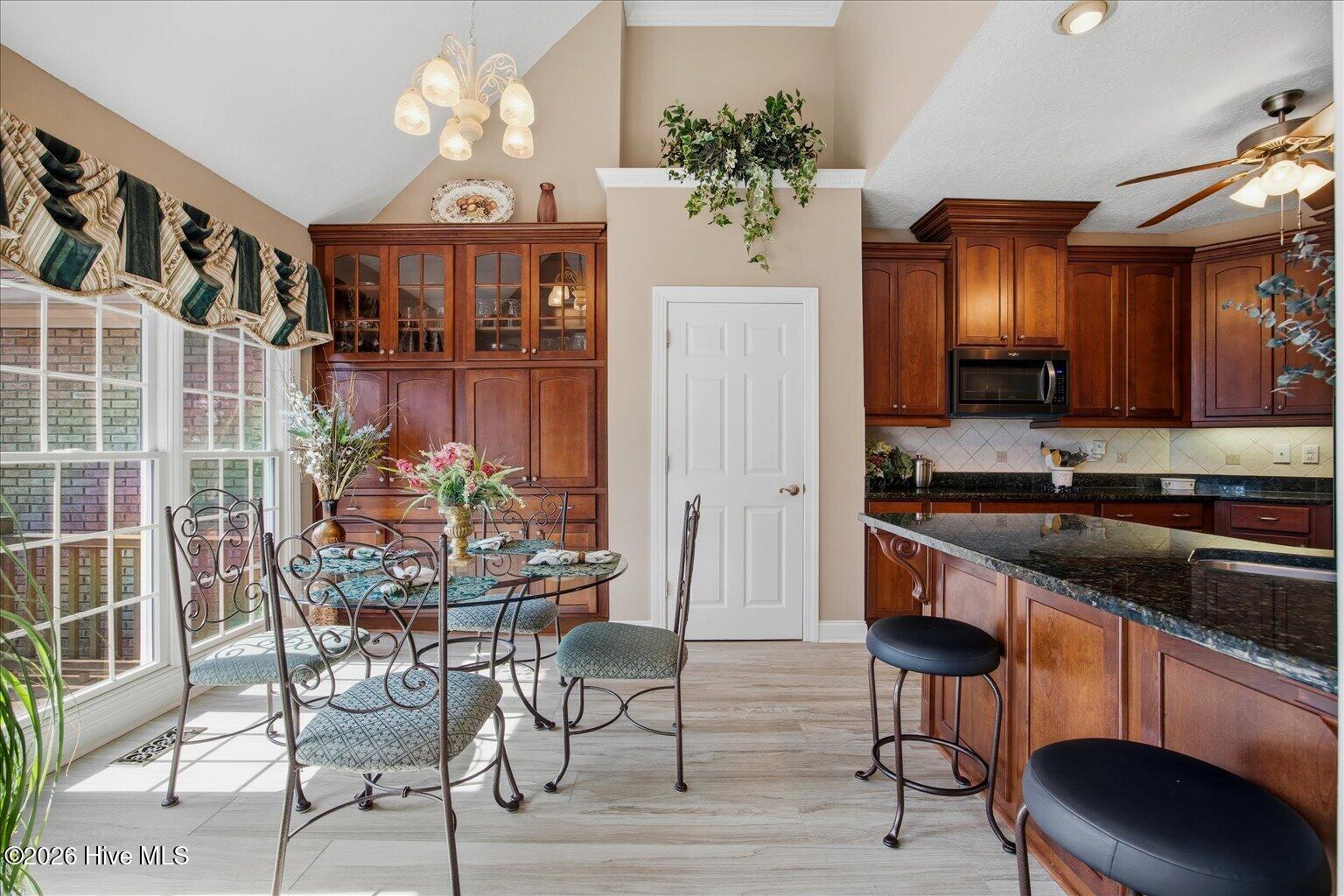 100560950 | Photo 17