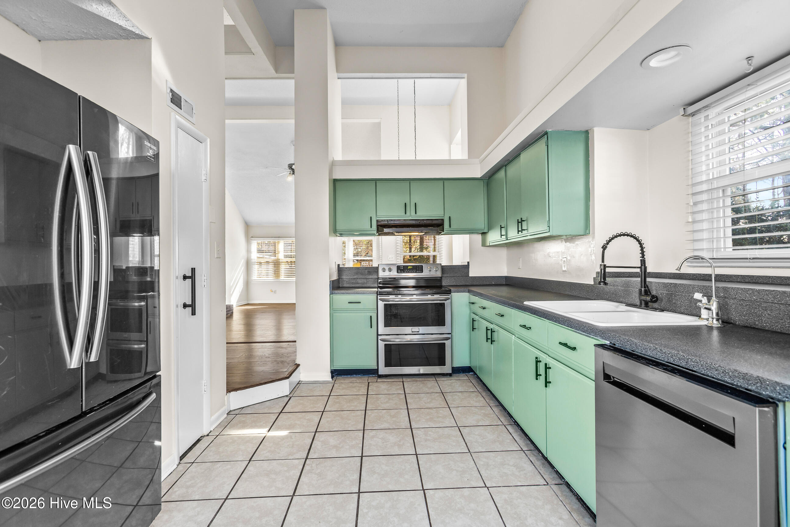 100550983 | Photo 16