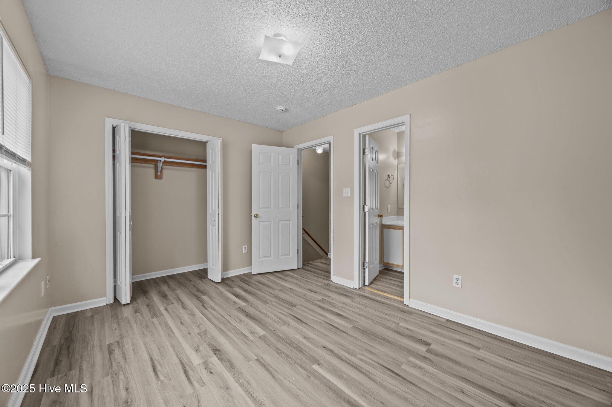 100525810 | Photo 12