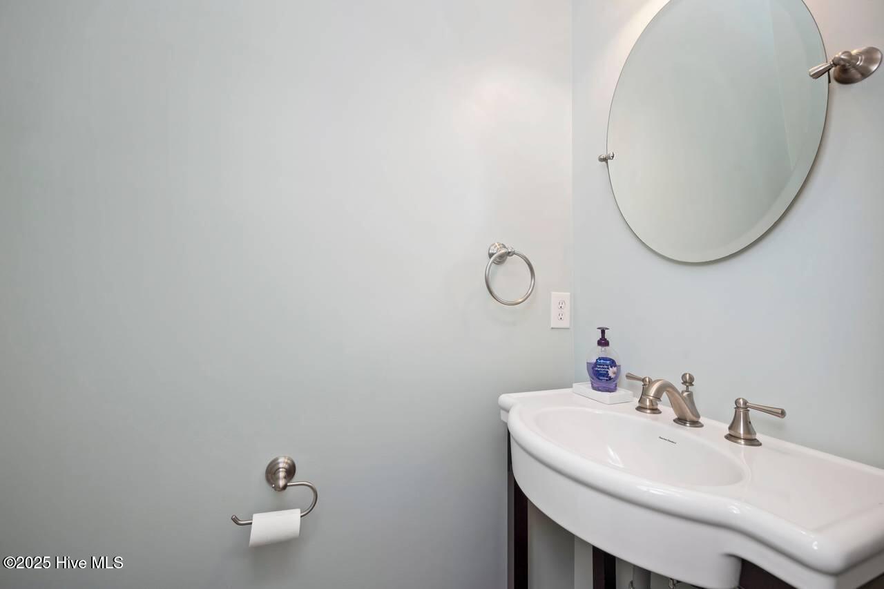 100541389 | Photo 36