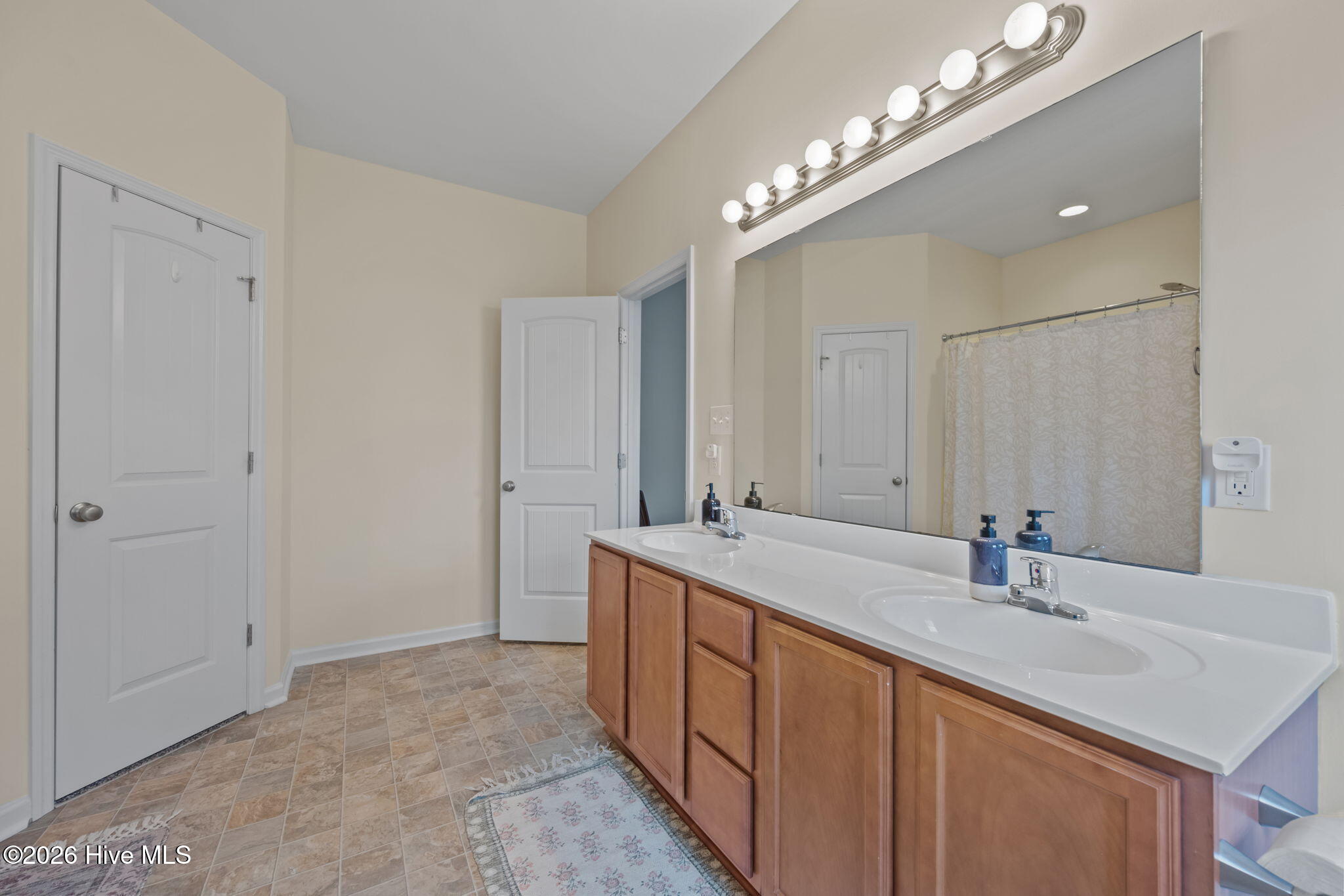 100549780 | Photo 29