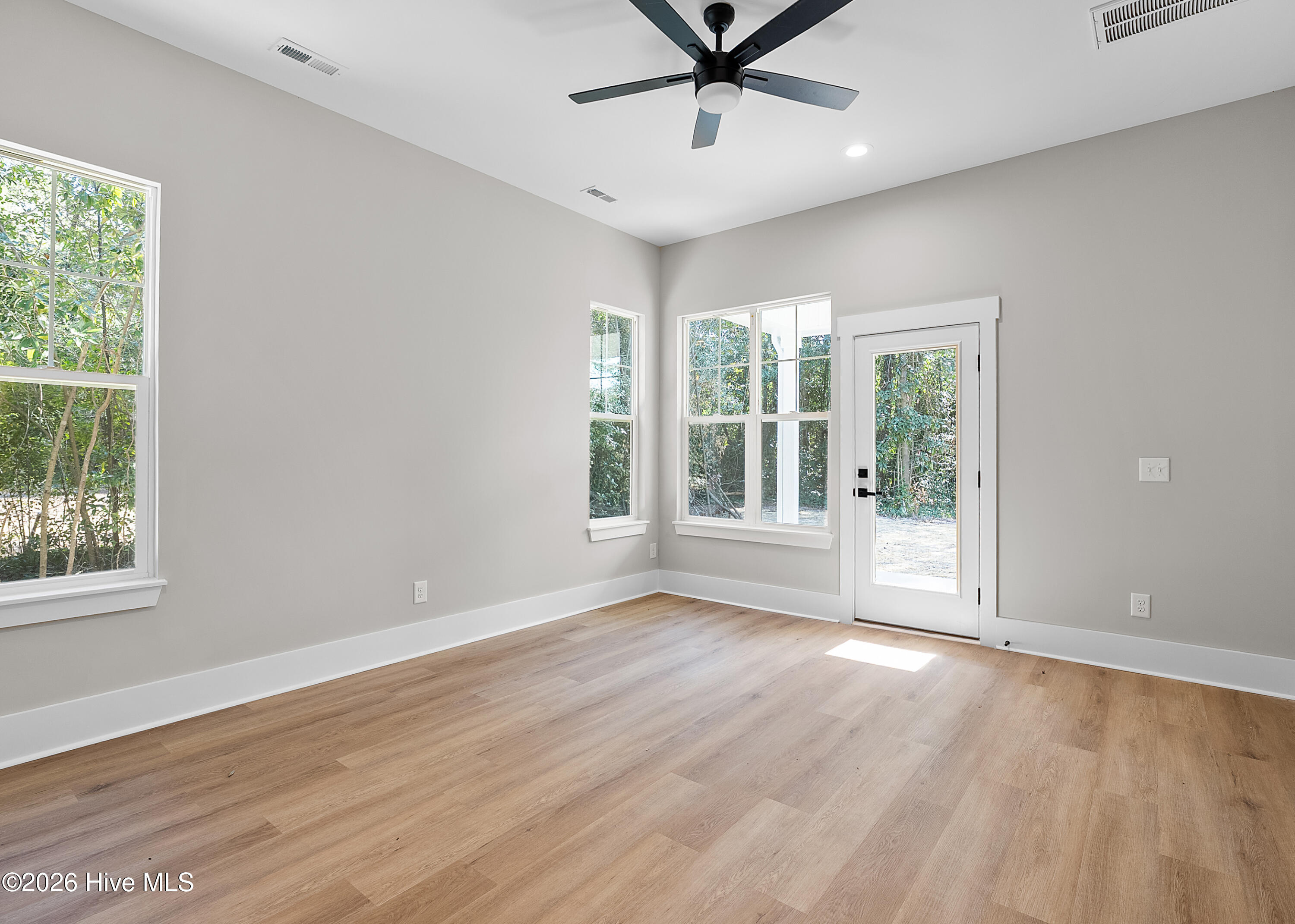 100557015 | Photo 15