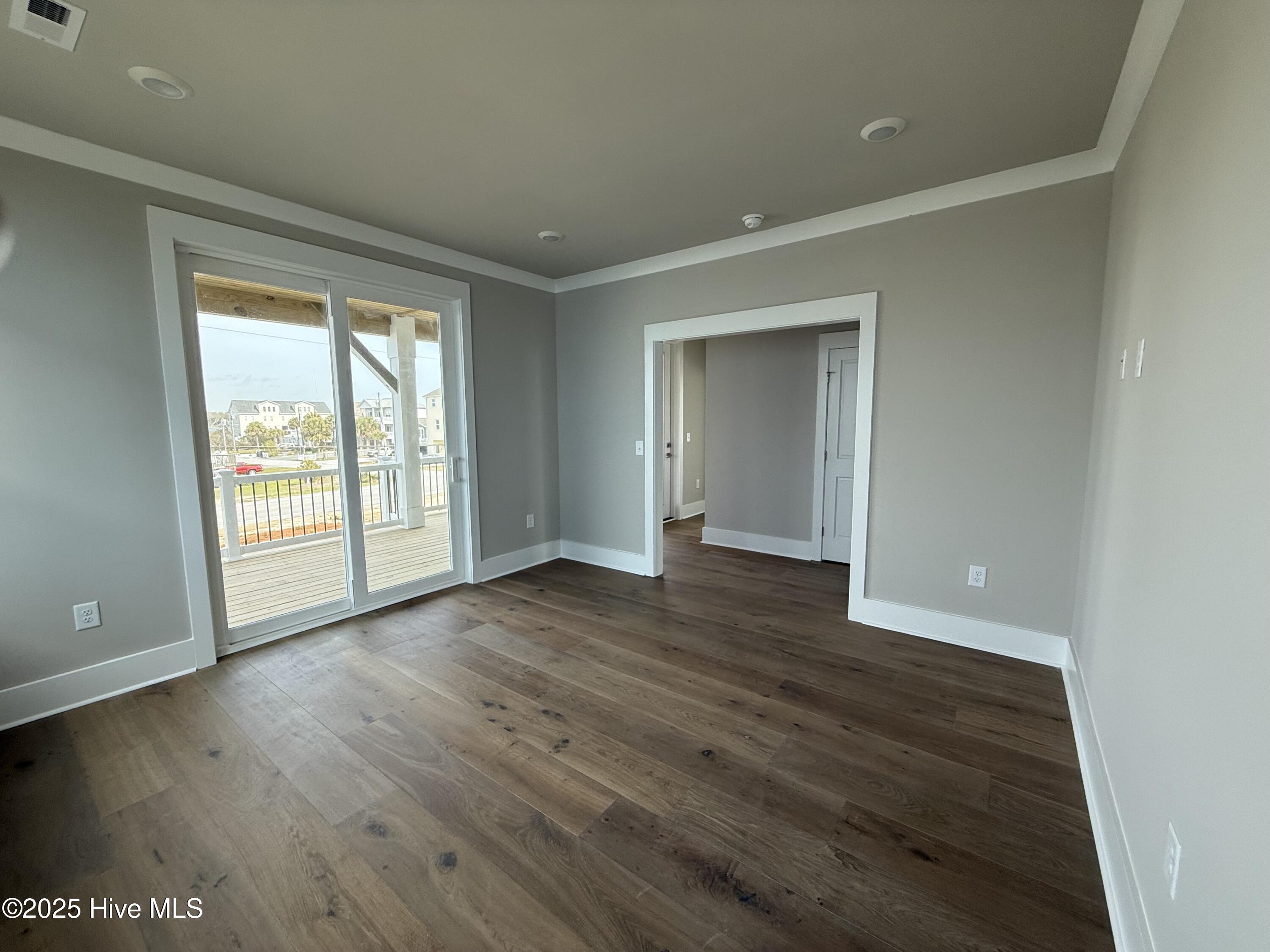 100498103 | Photo 50