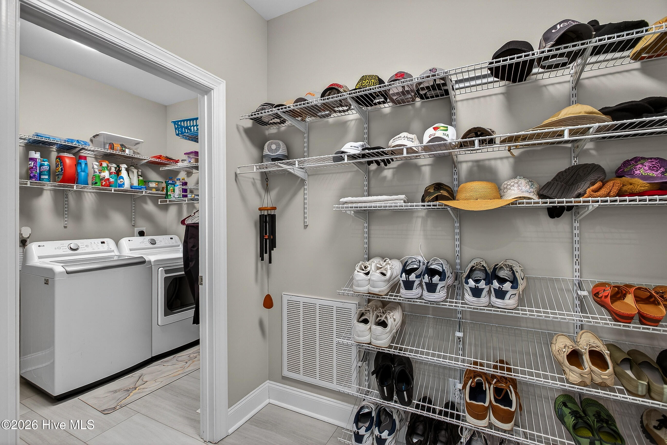 100561338 | Photo 35