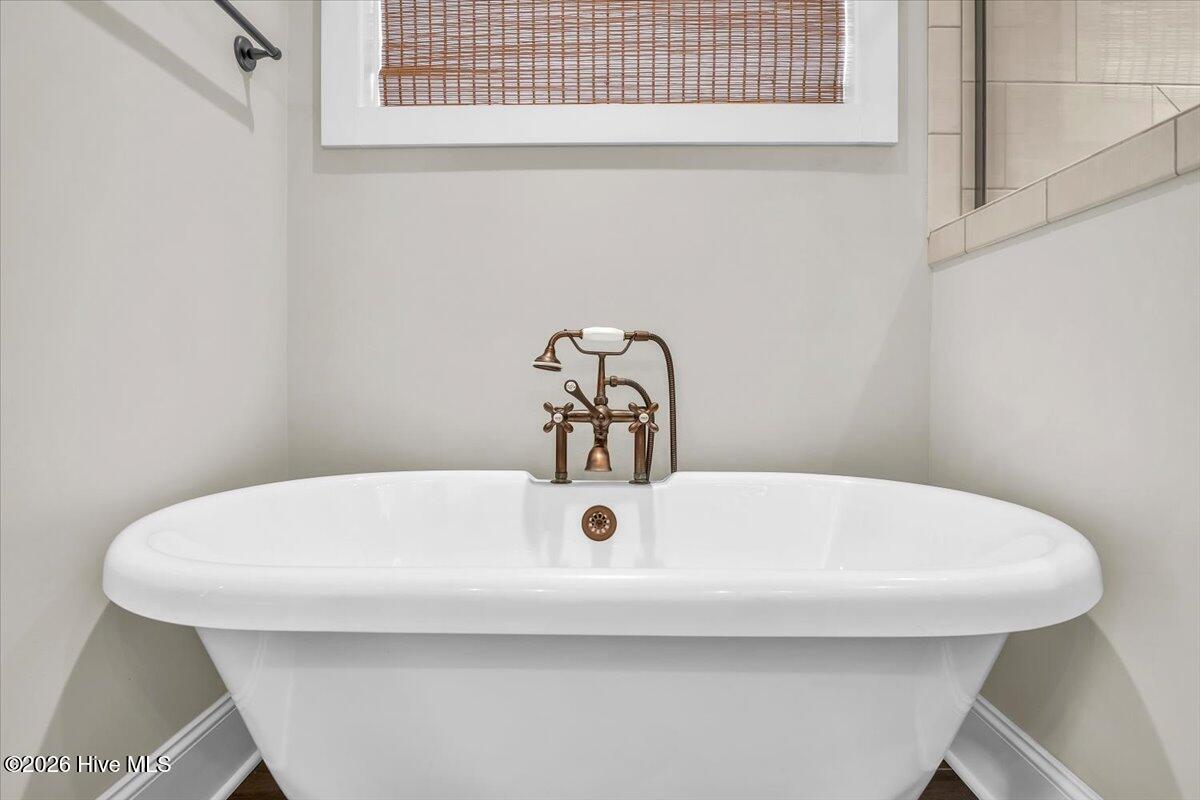 100558839 | Photo 46