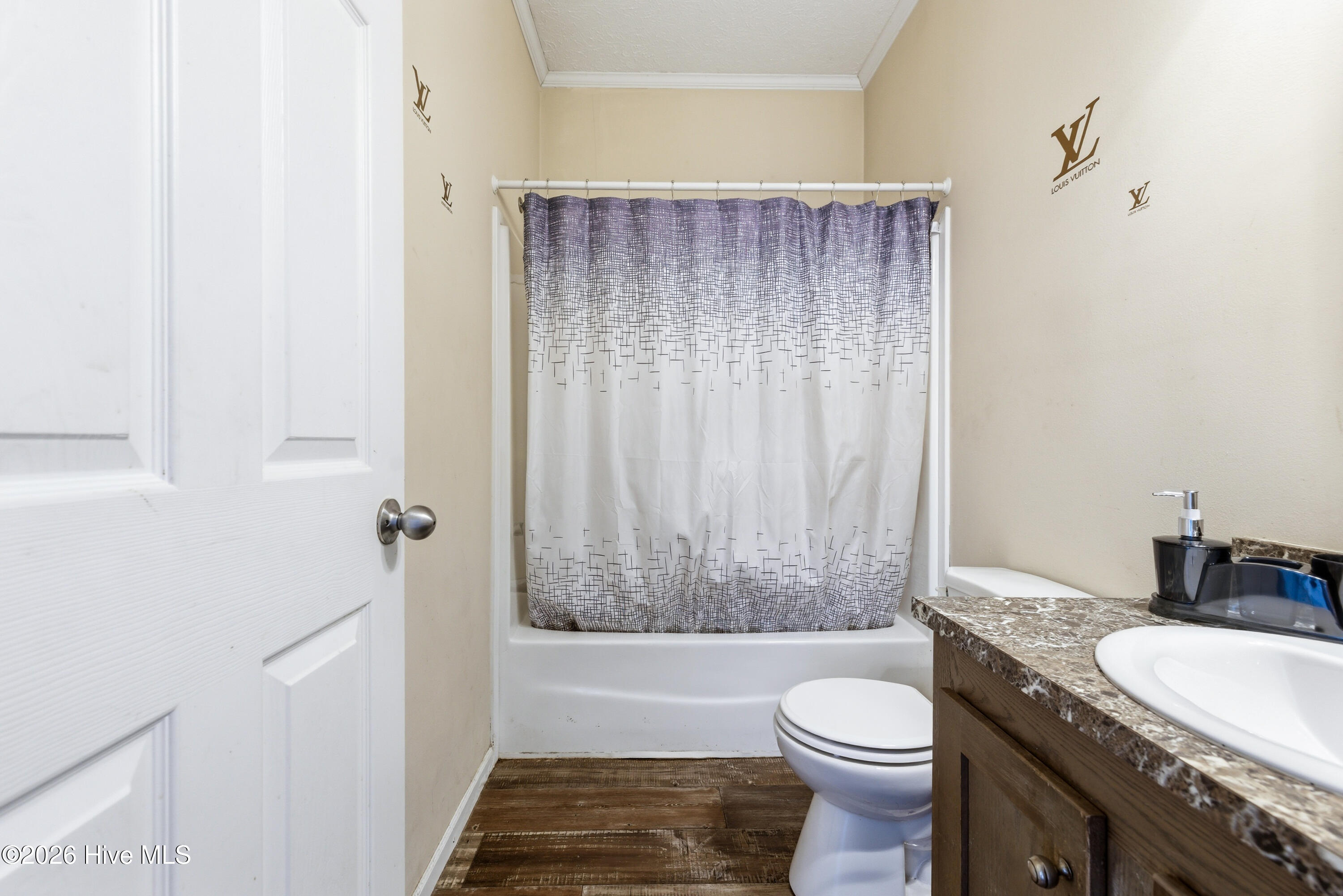 100565815 | Photo 23