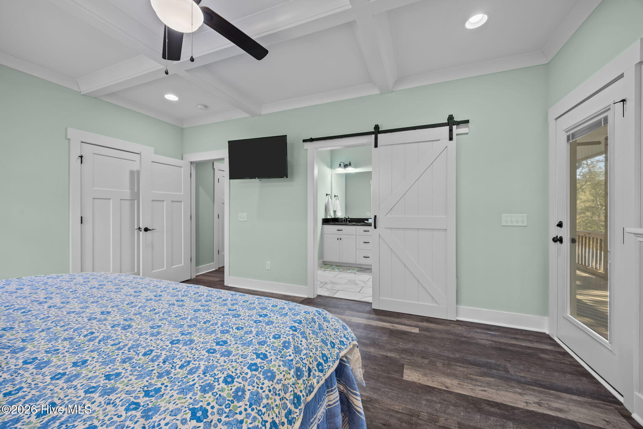 100548443 | Photo 24