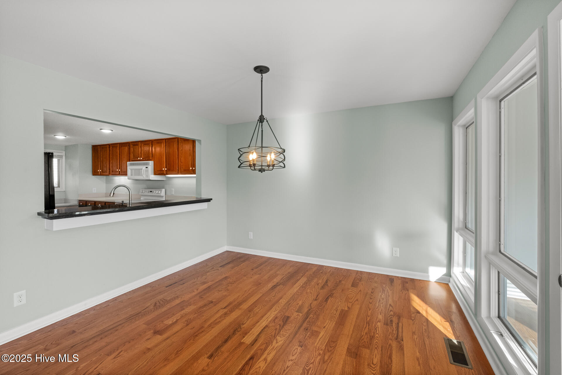 100526390 | Photo 30