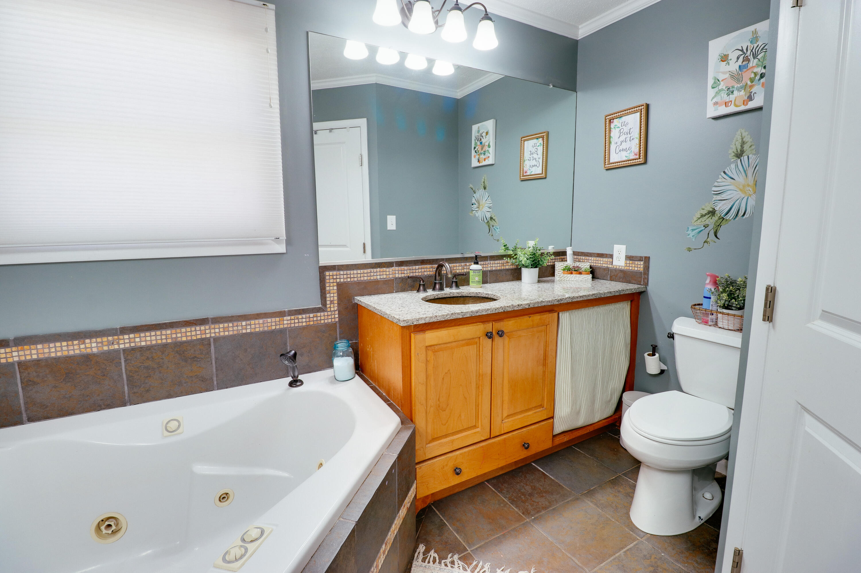 1061 Delaware Dr-26