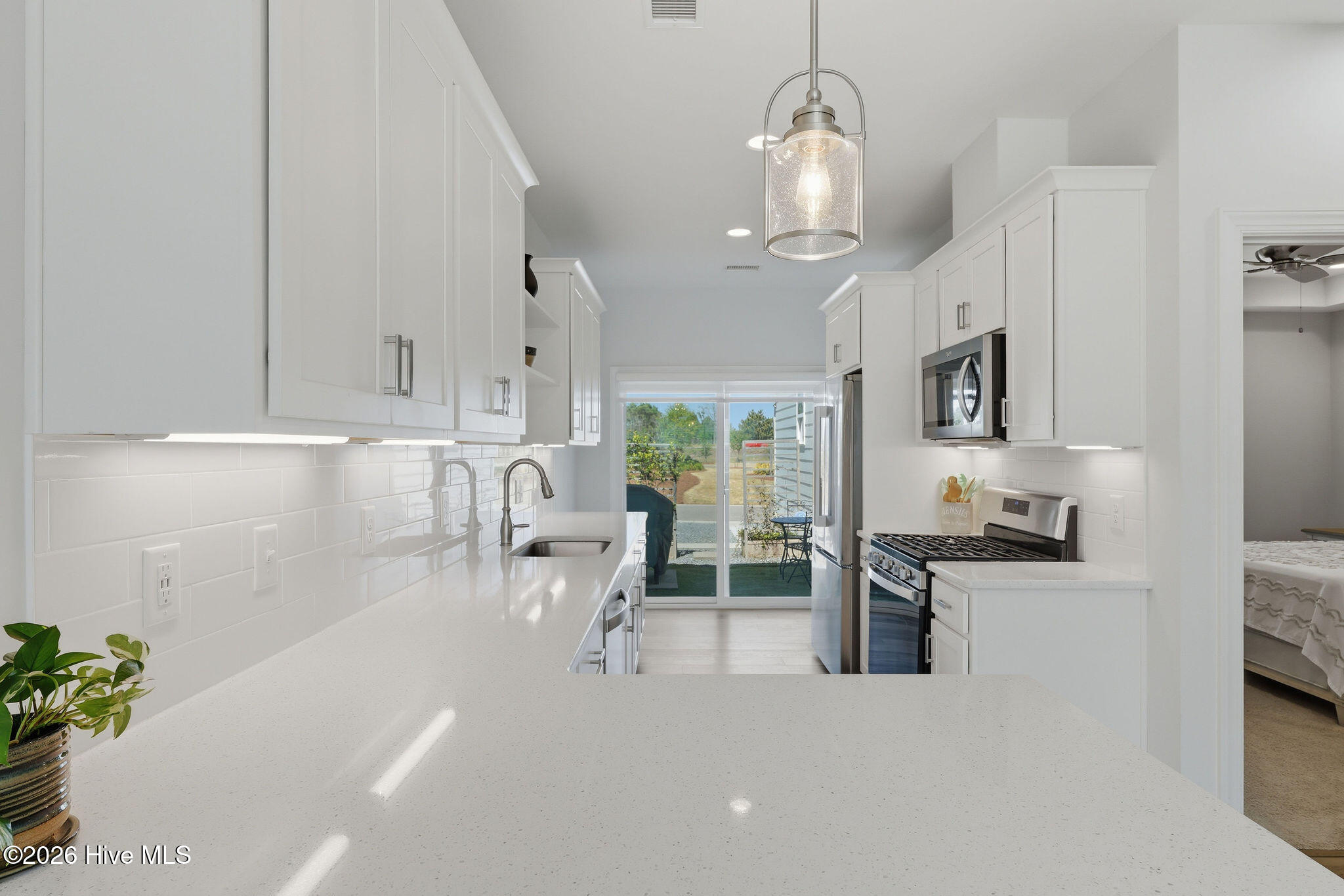 100567666 | Photo 16