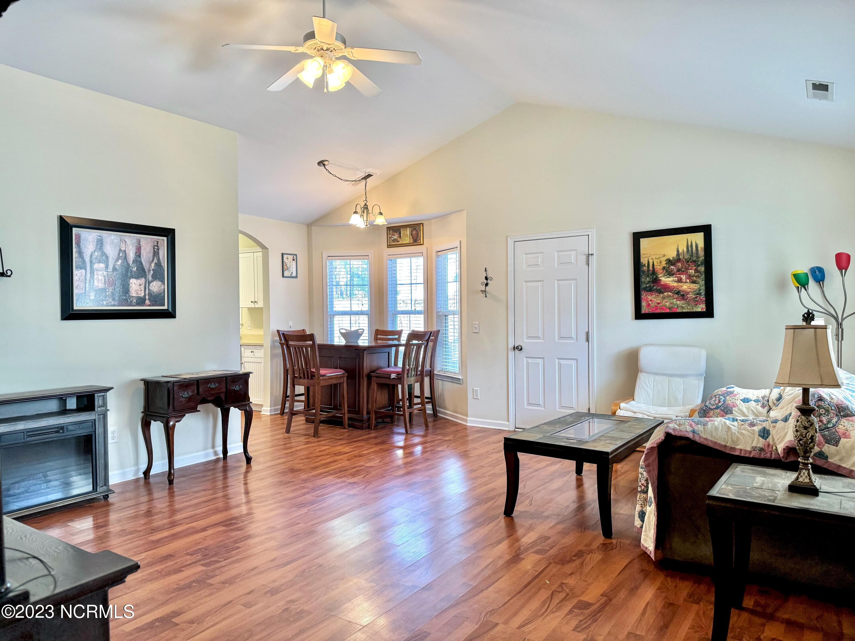 100546069 | Photo 14