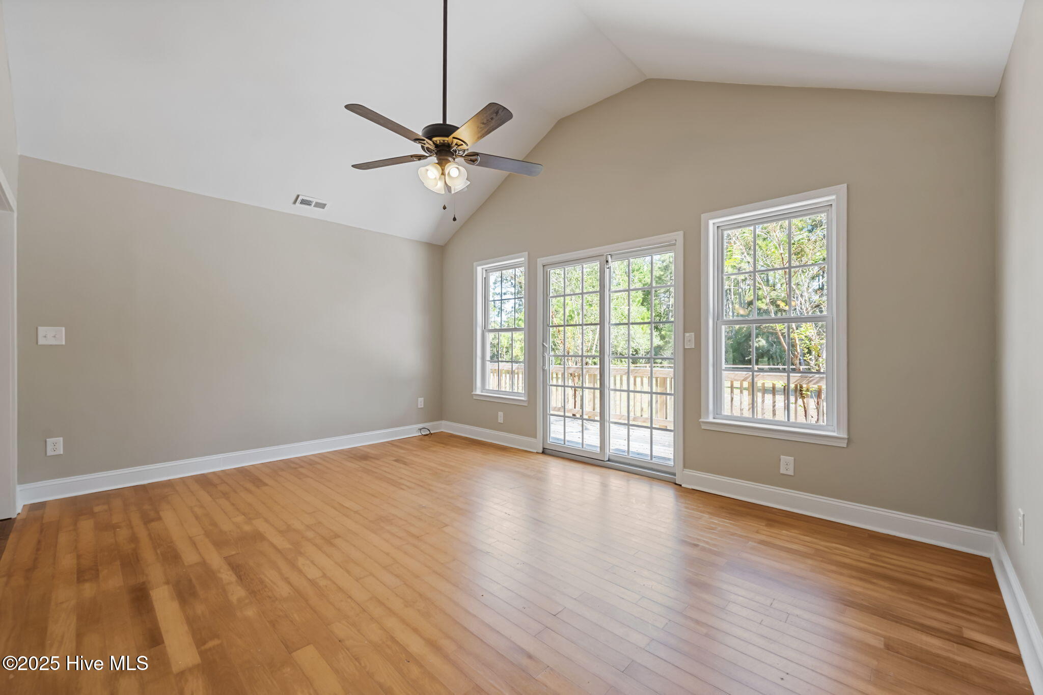 100551658 | Photo 10