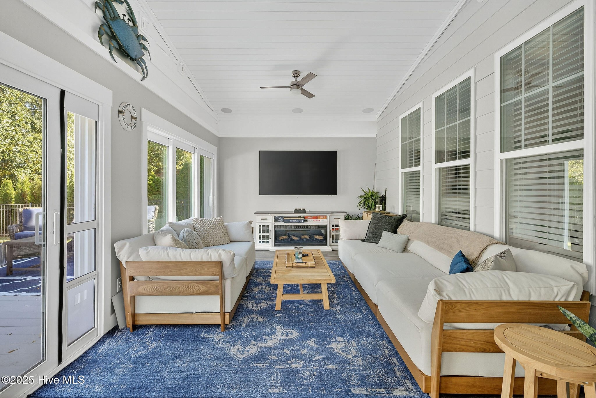 100540063 | Photo 24