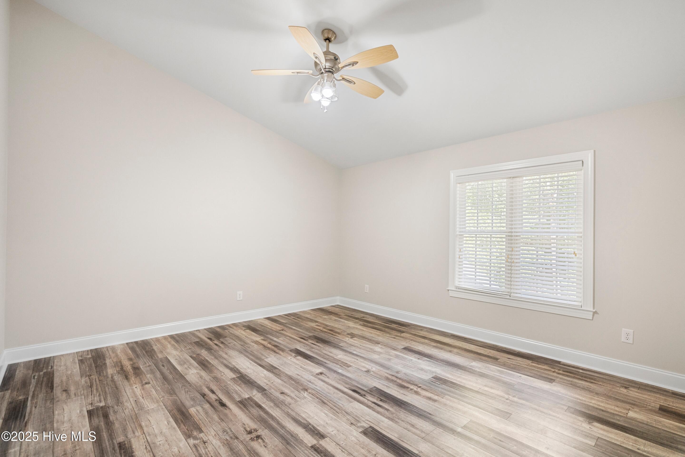 100537413 | Photo 38