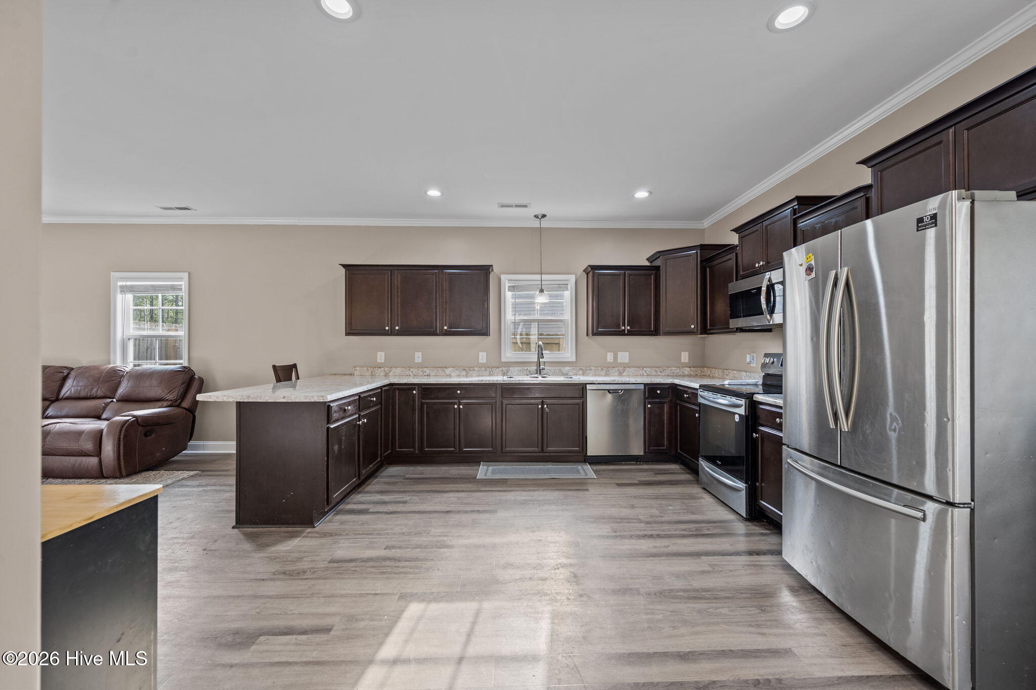 100549610 | Photo 11