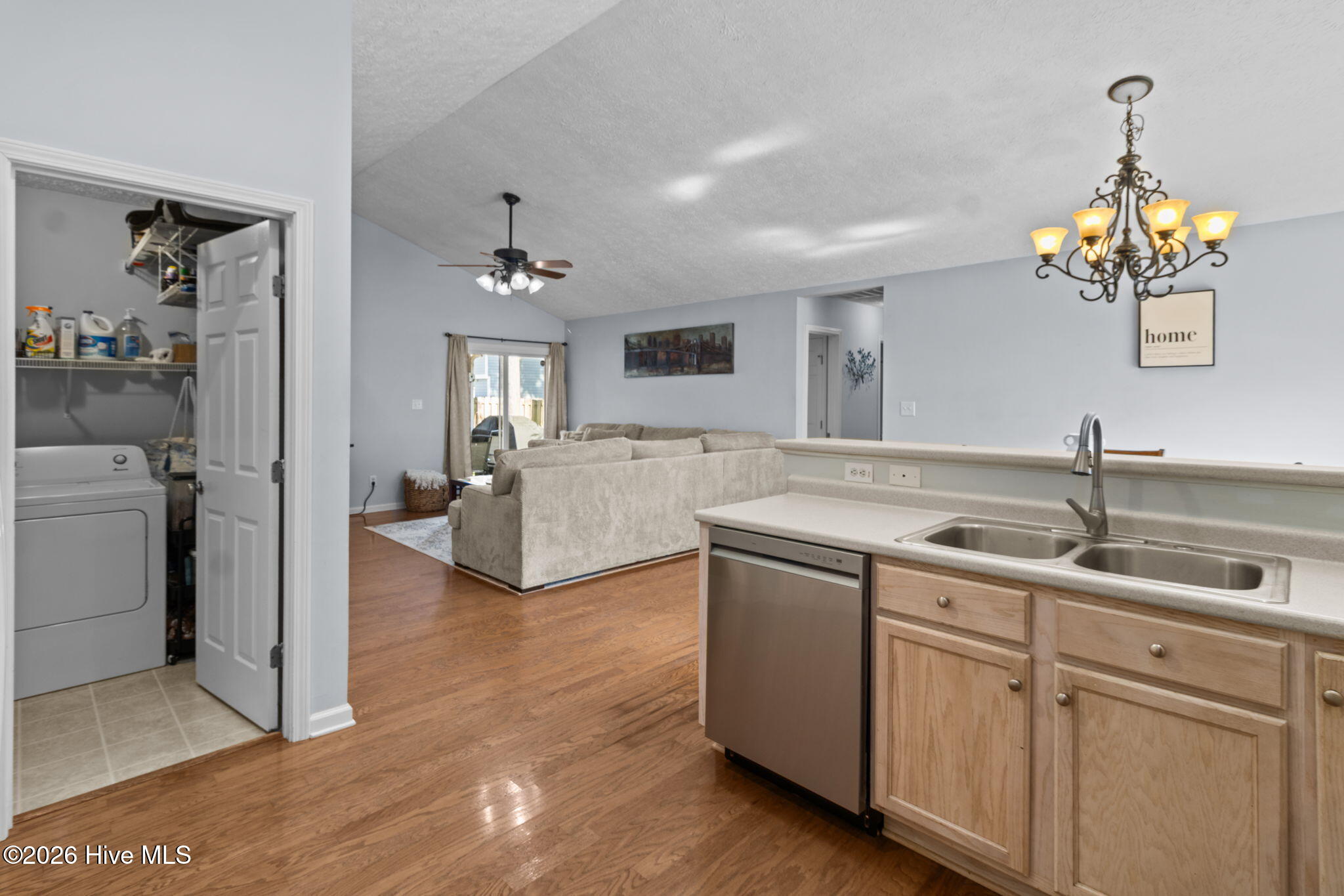 100561998 | Photo 12