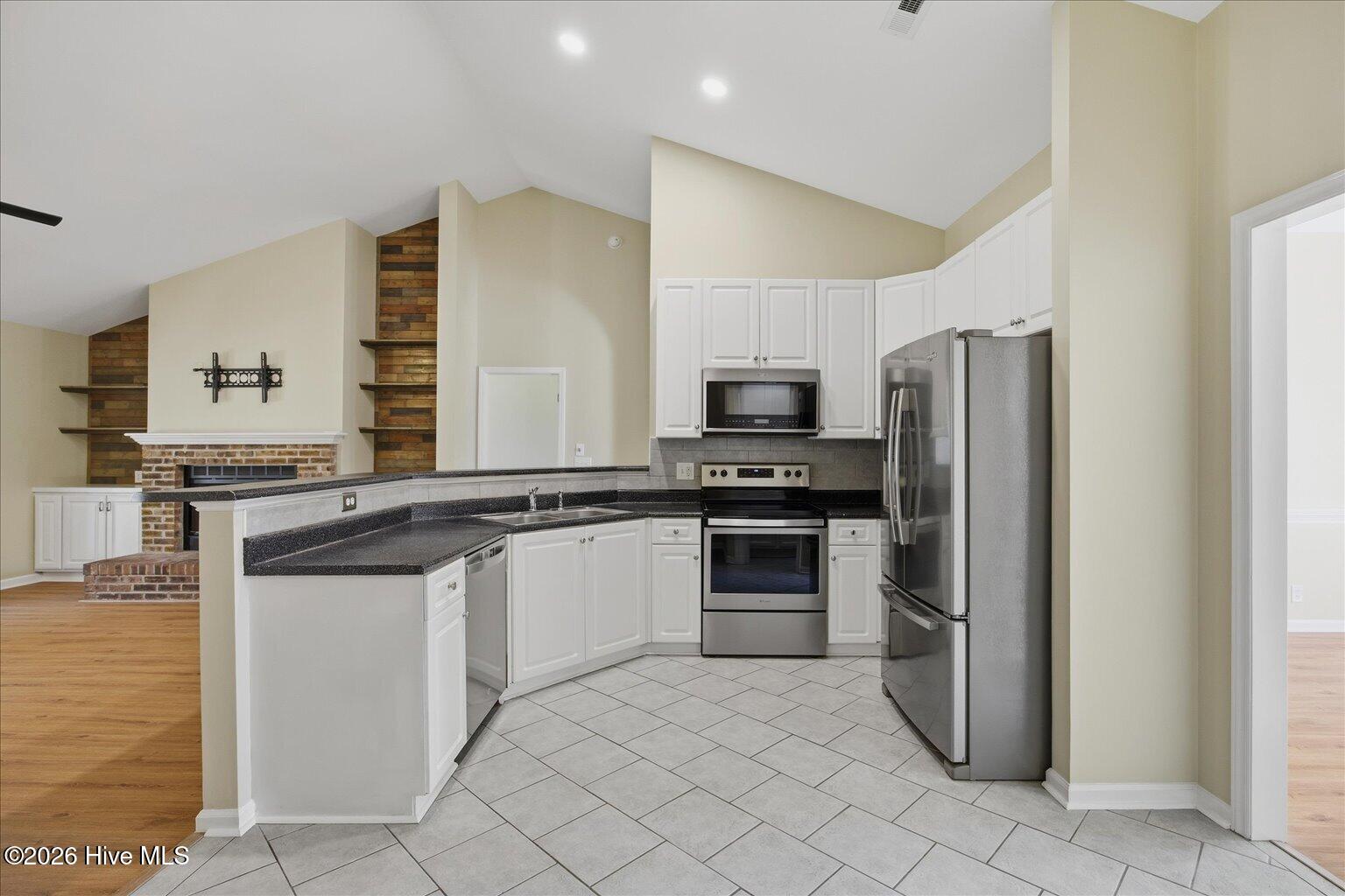 100564069 | Photo 13