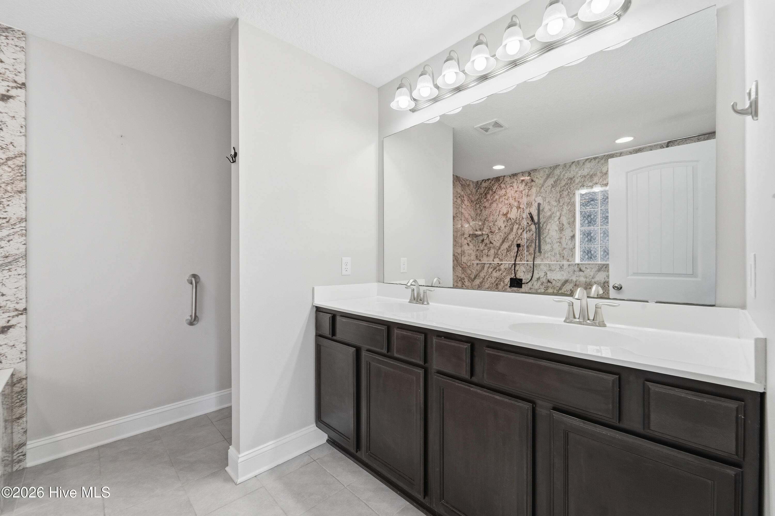 100570478 | Photo 31