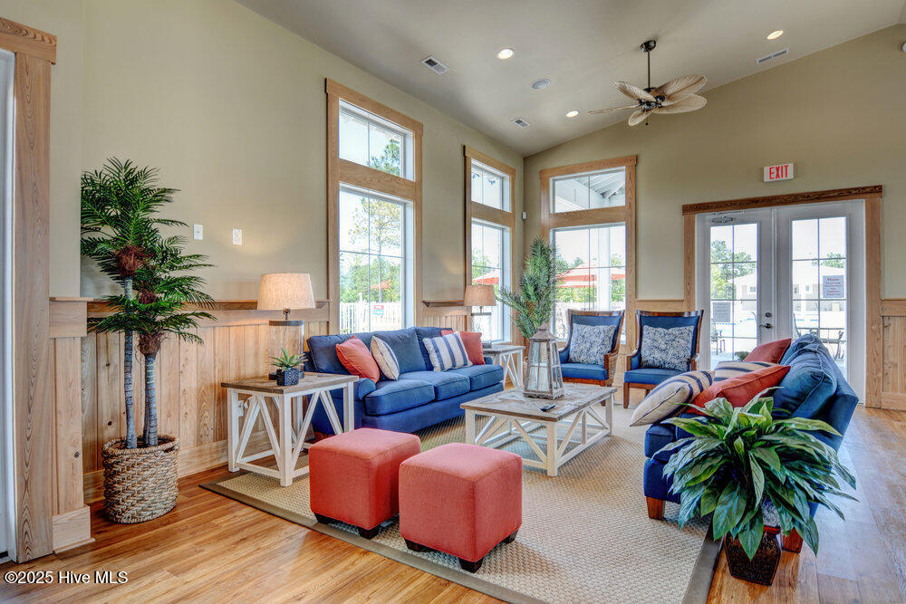 100569066 | Photo 44