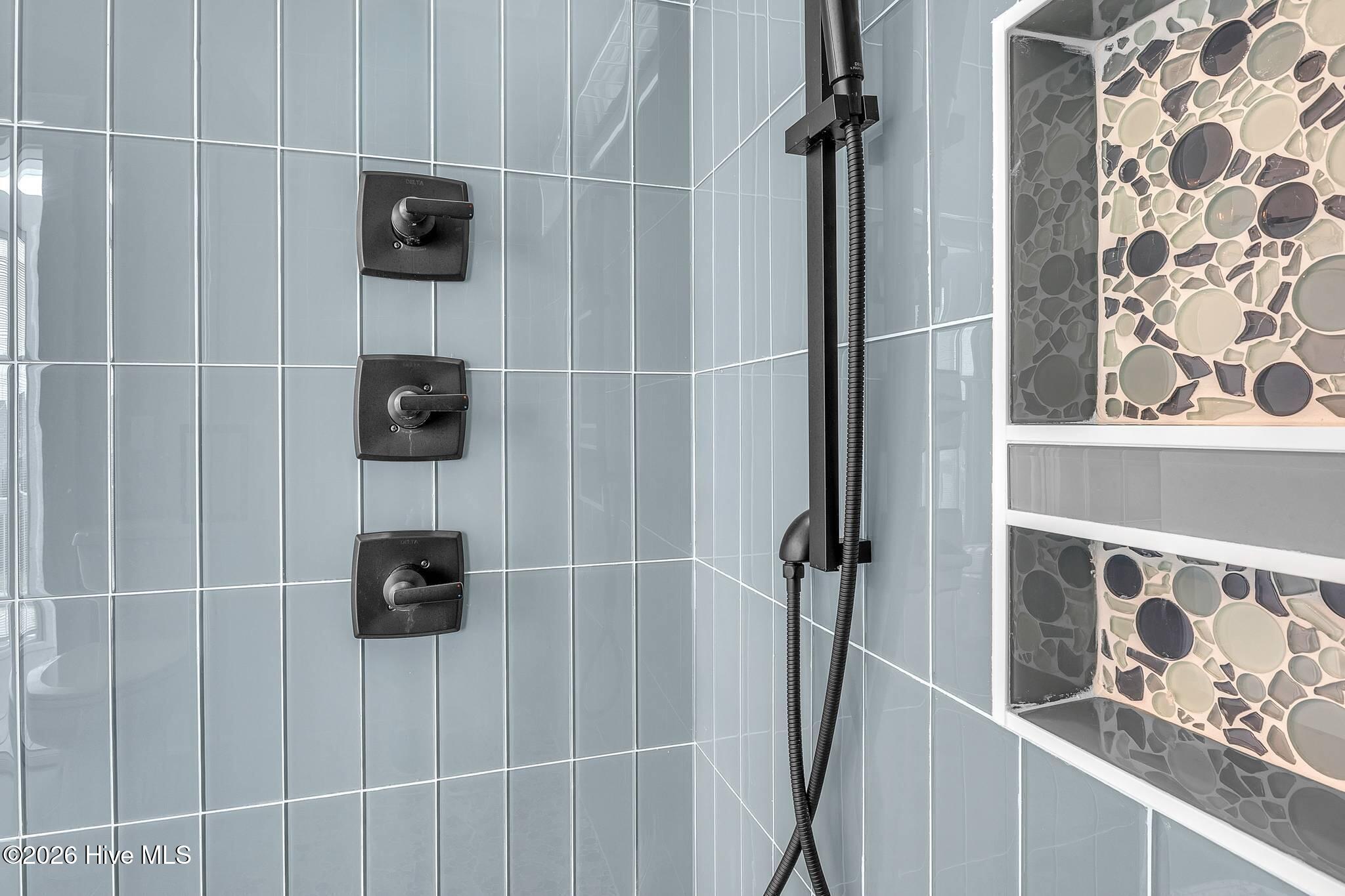 100558345 | Photo 84