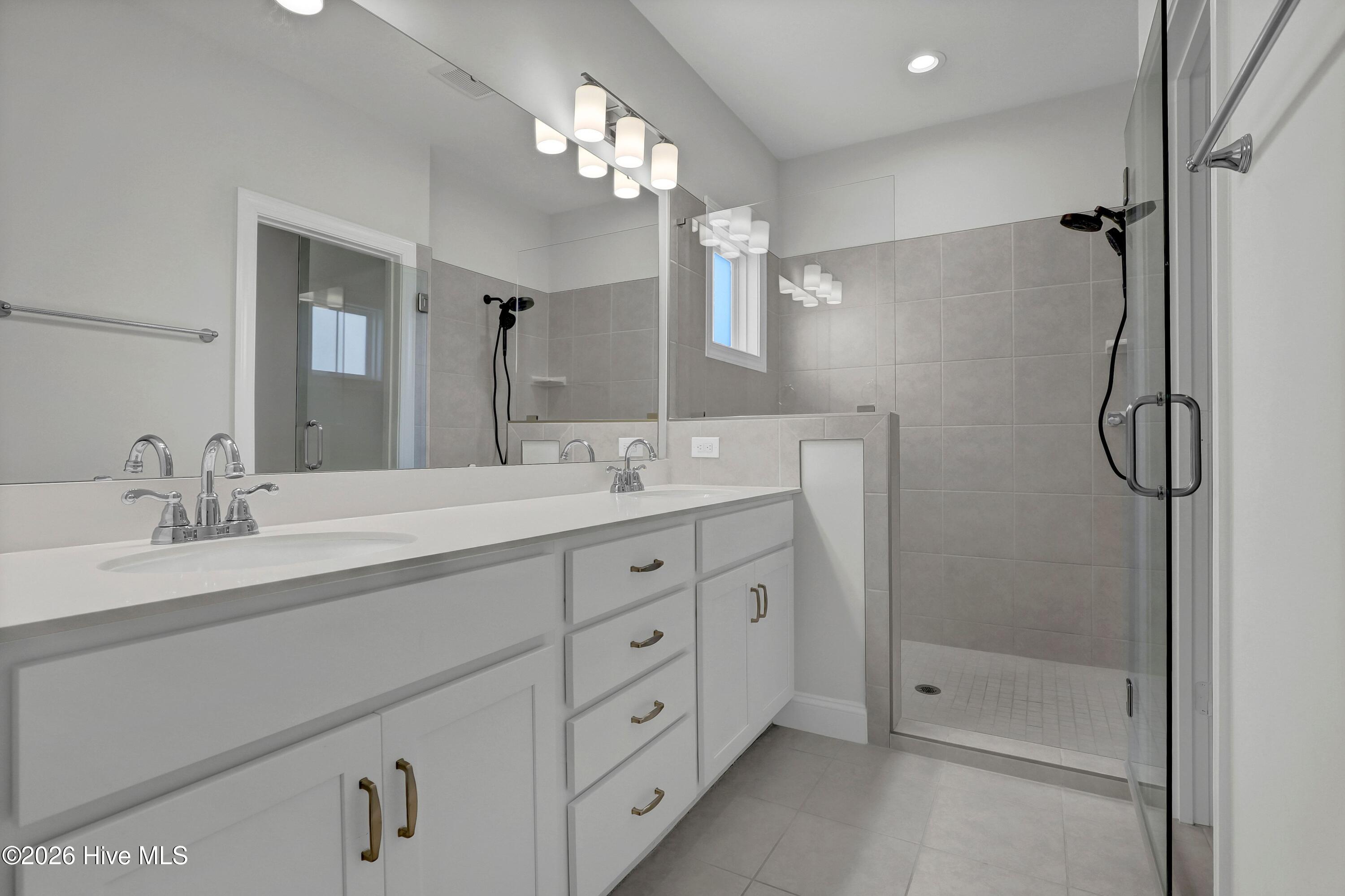 100555385 | Photo 16