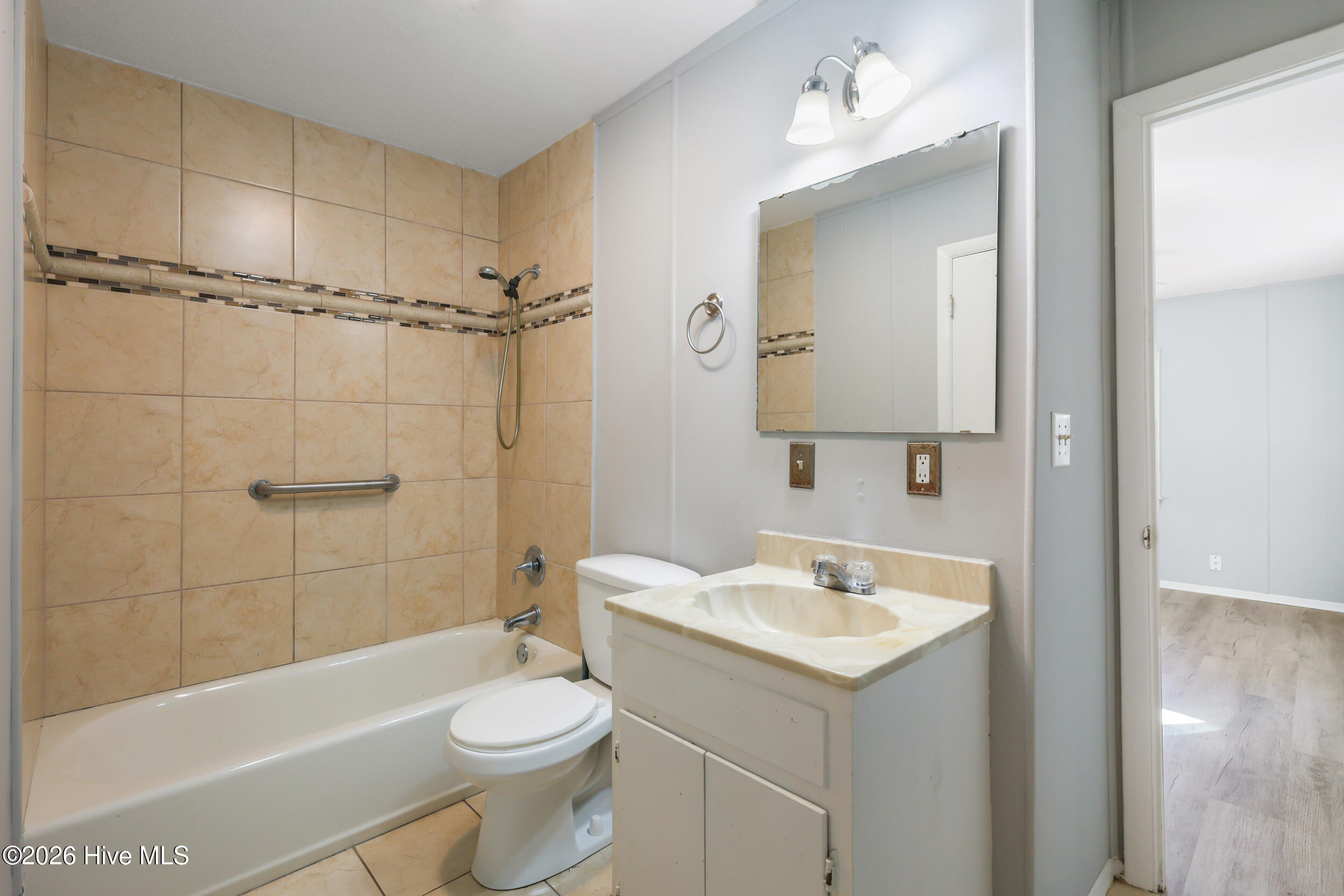 100561593 | Photo 15