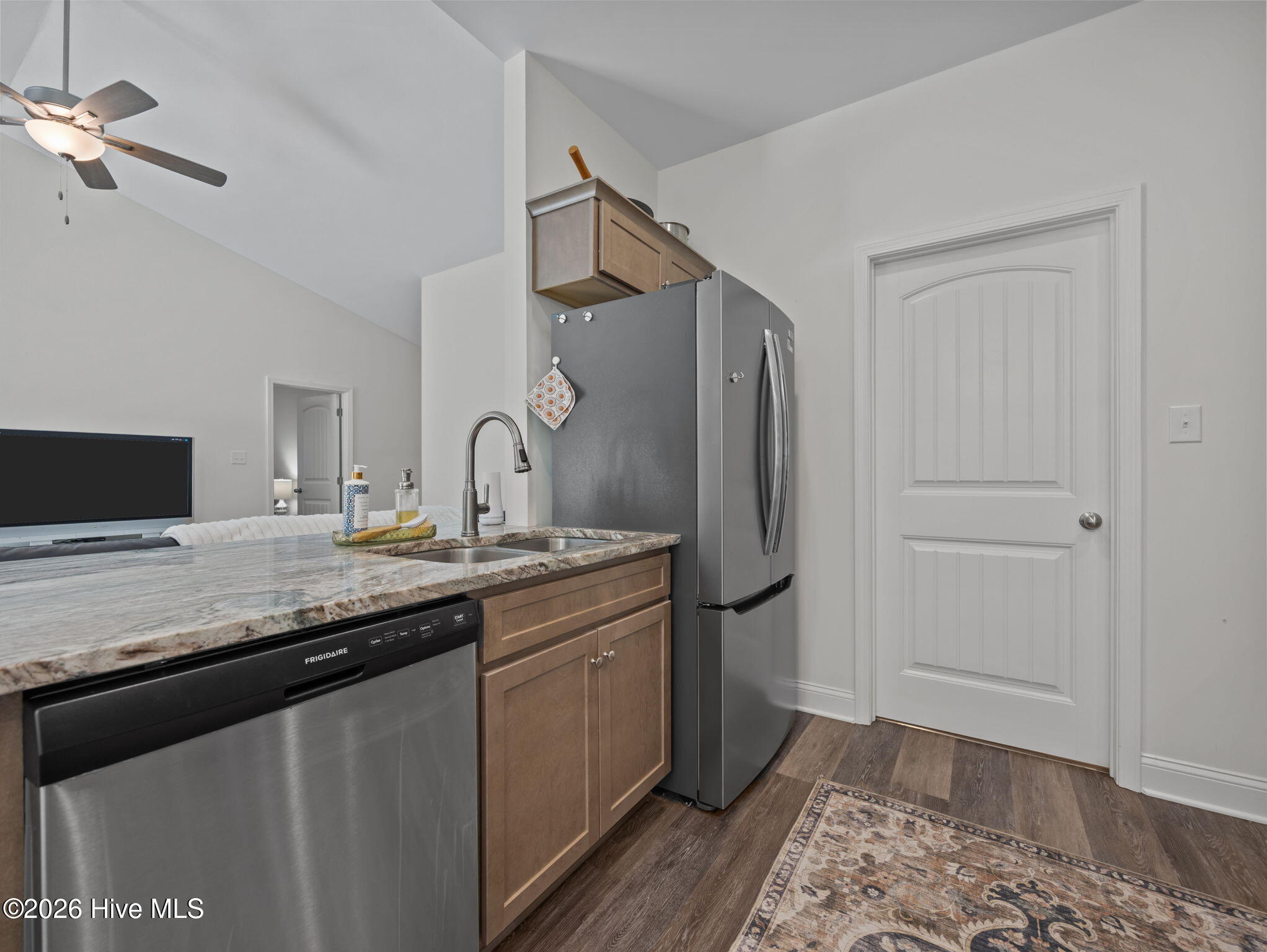 100569274 | Photo 16