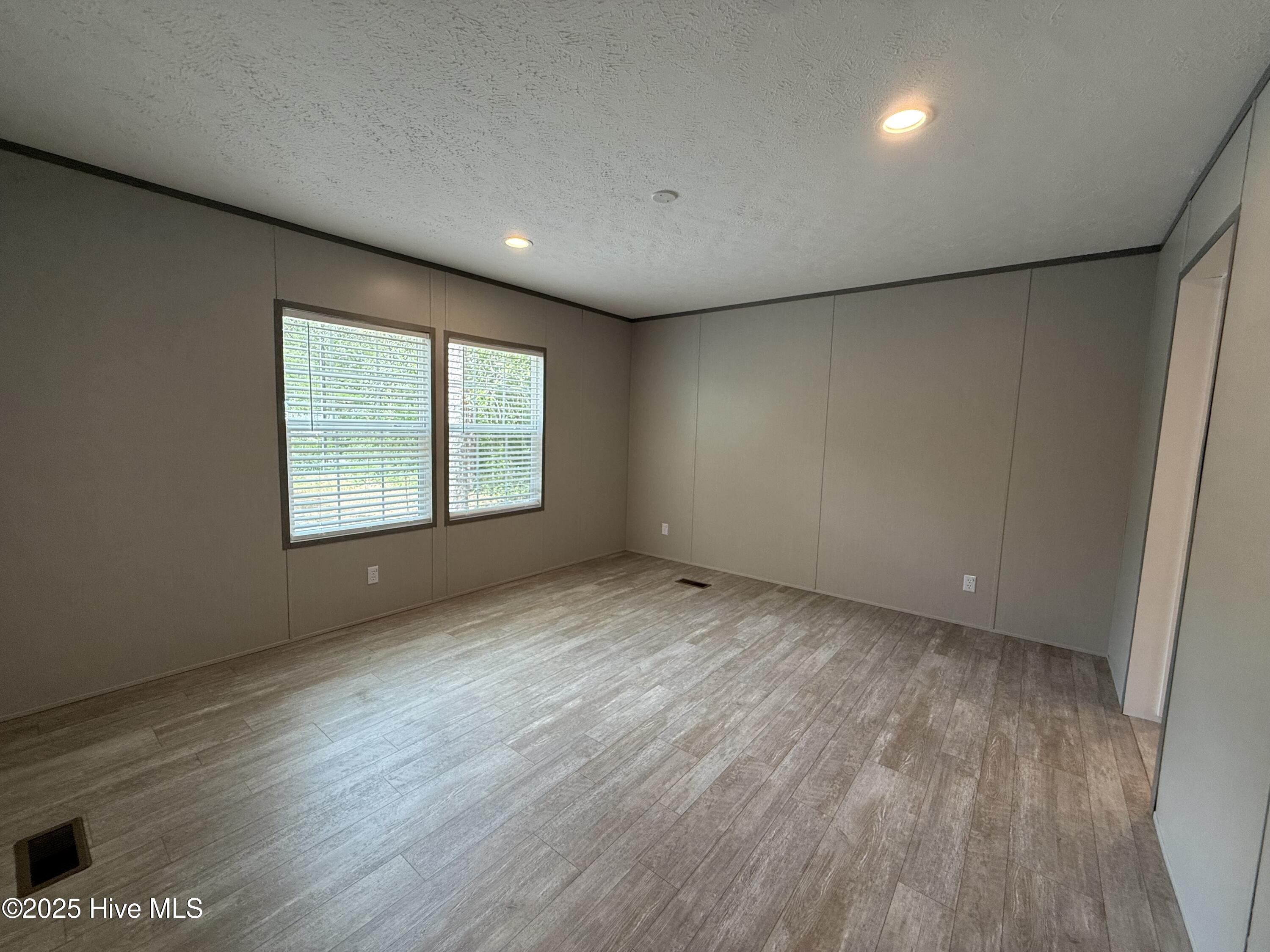 100518678 | Photo 12