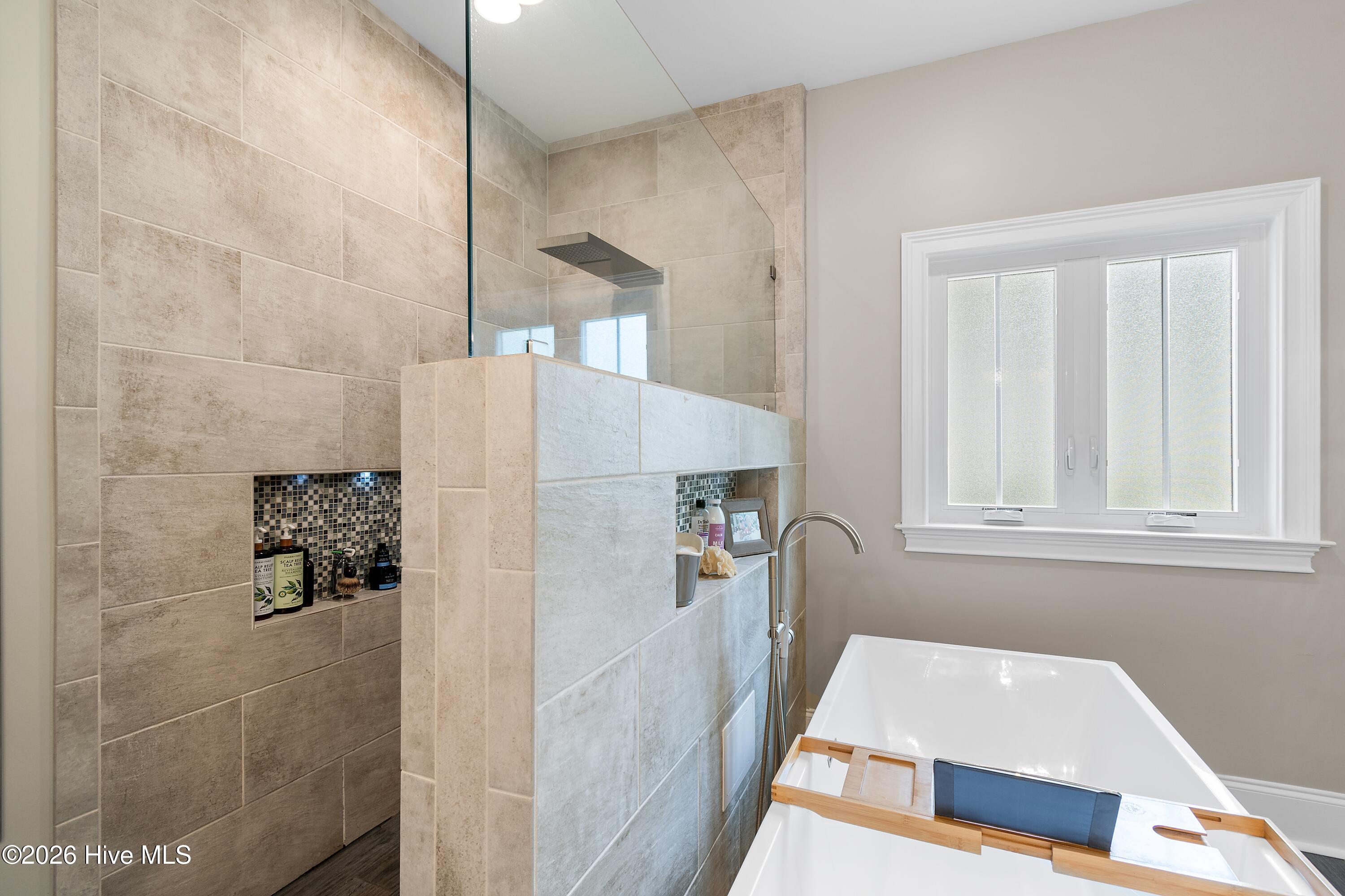 100565384 | Photo 34