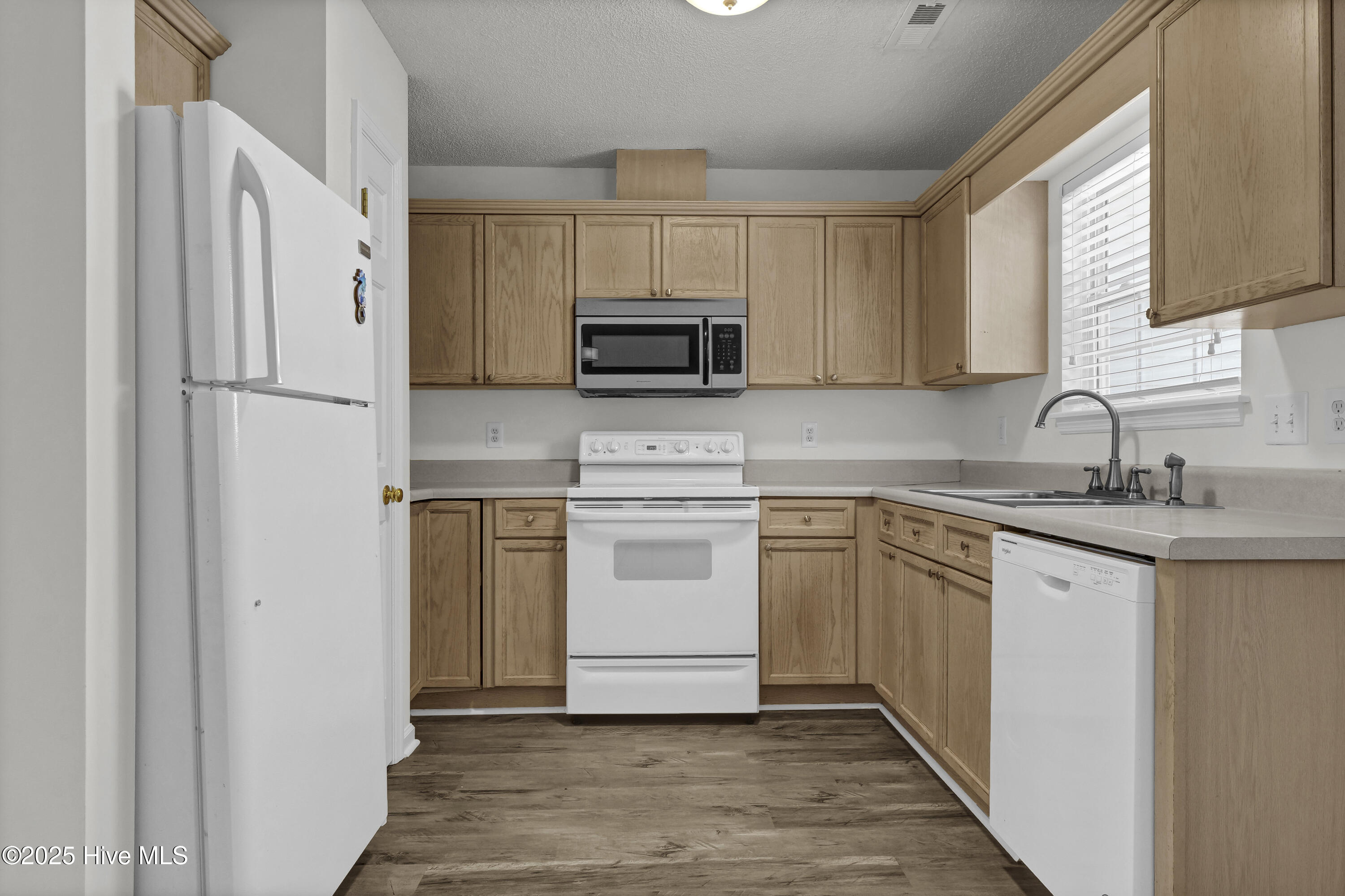 100540717 | Photo 11