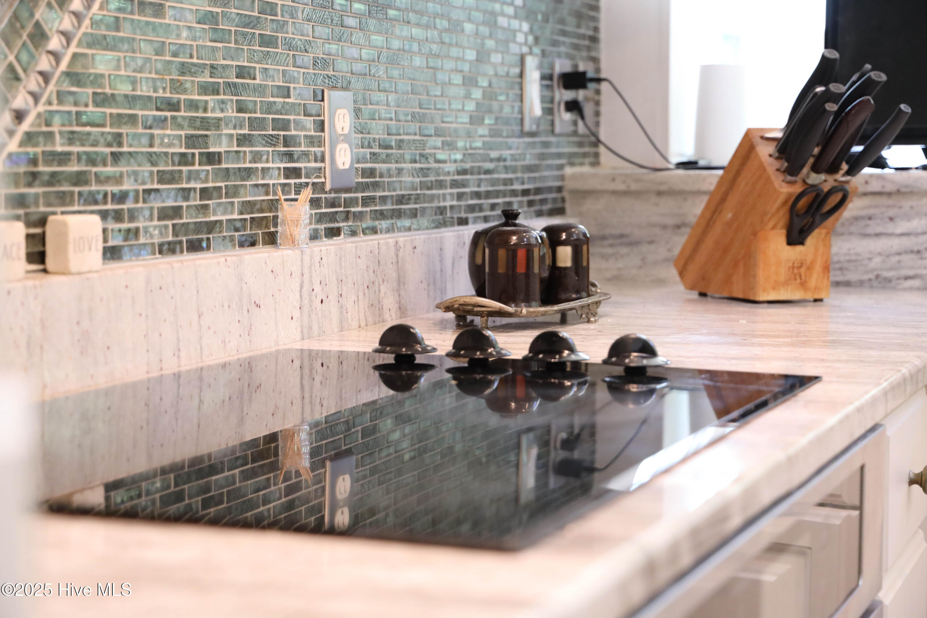 100530340 | Photo 22