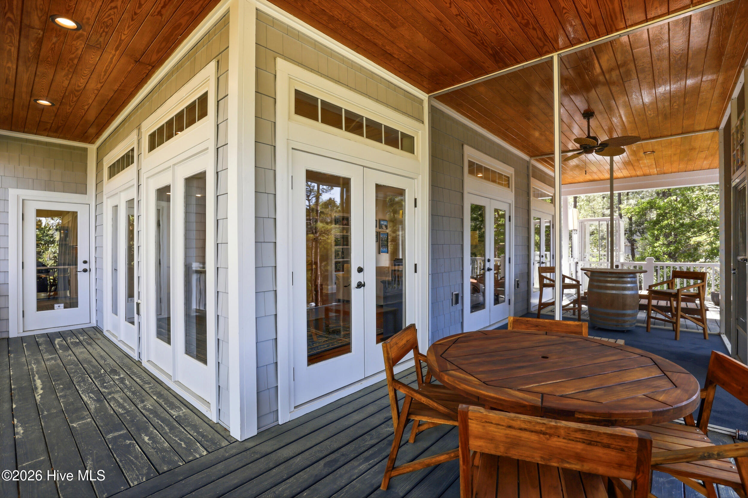 100564961 | Photo 38