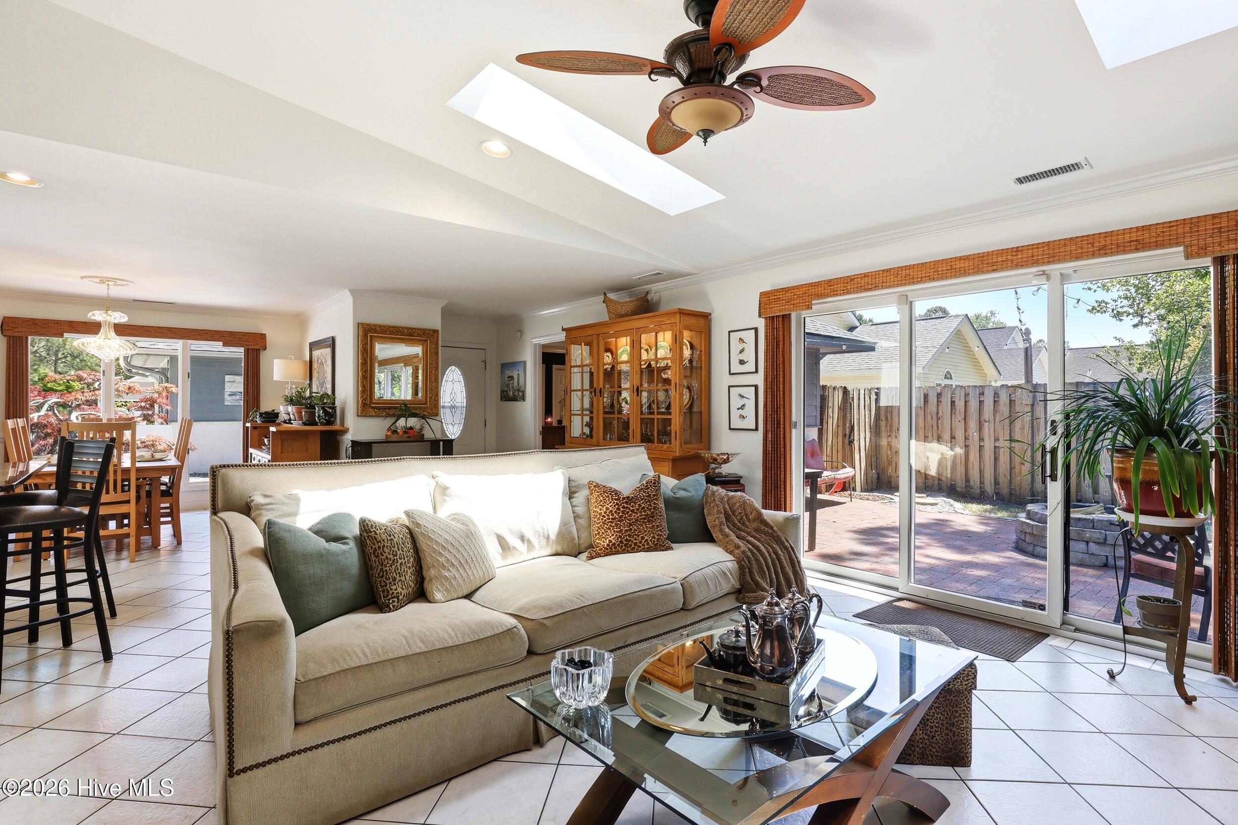 100569802 | Photo 11