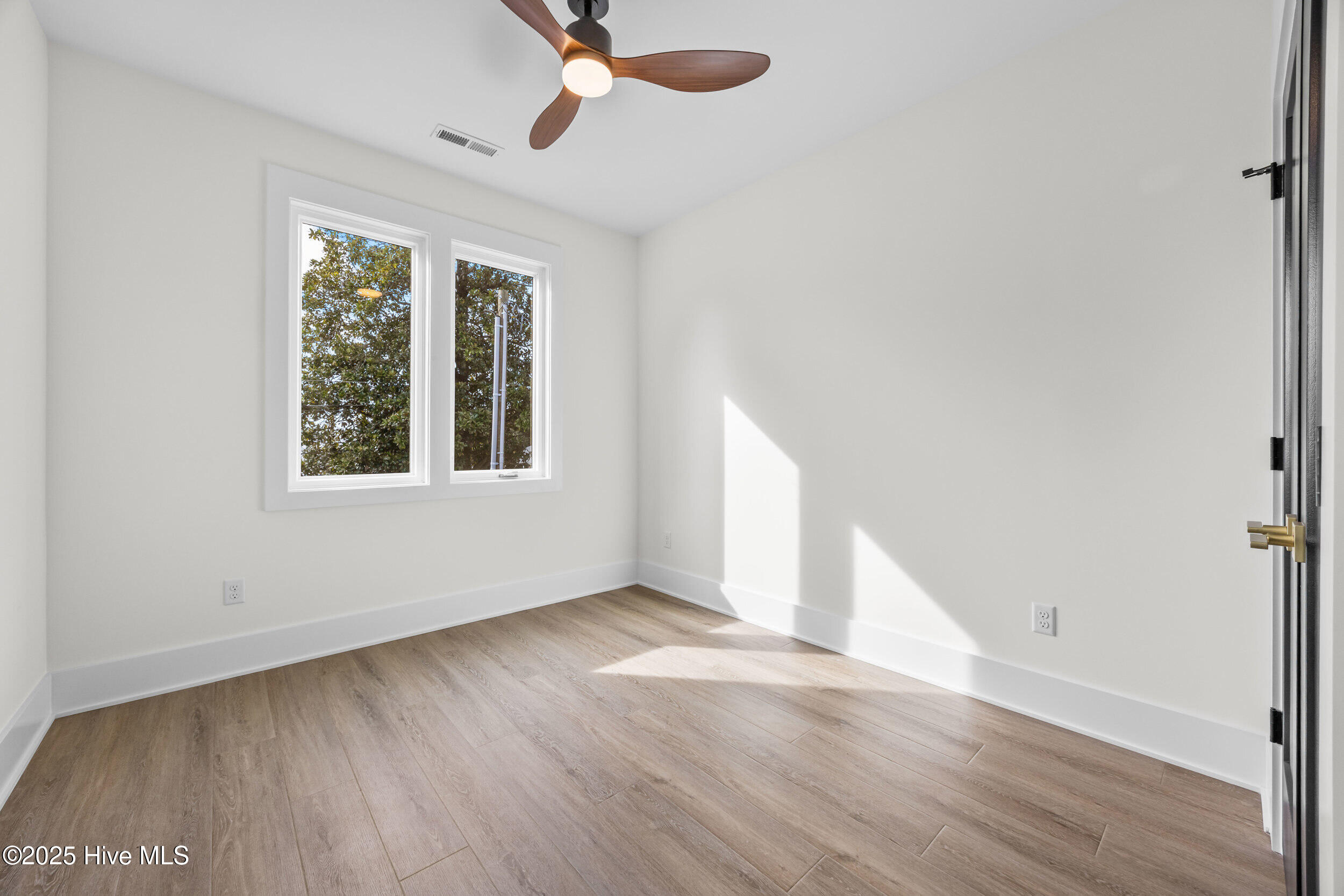 100557890 | Photo 34