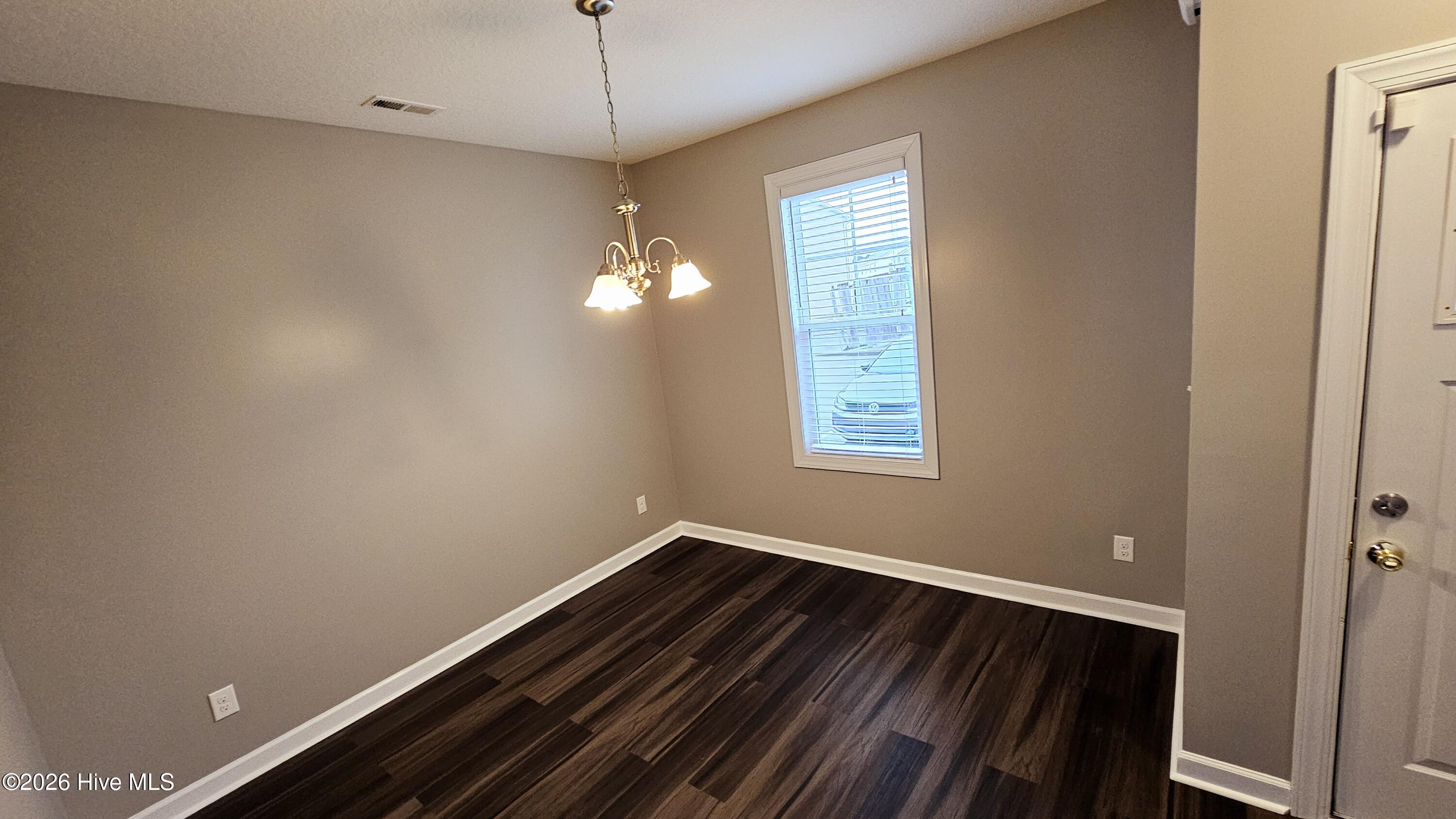 100568615 | Photo 16