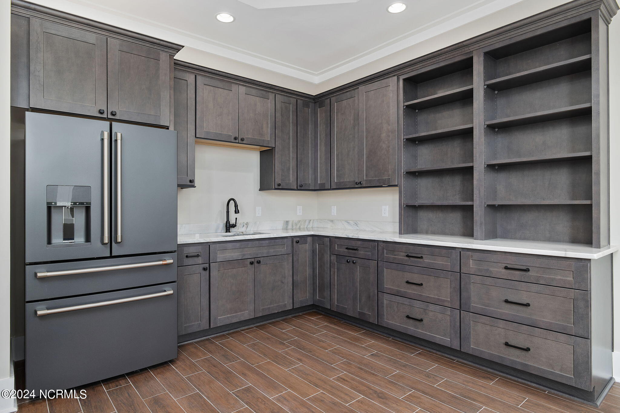 100453856 | Photo 41