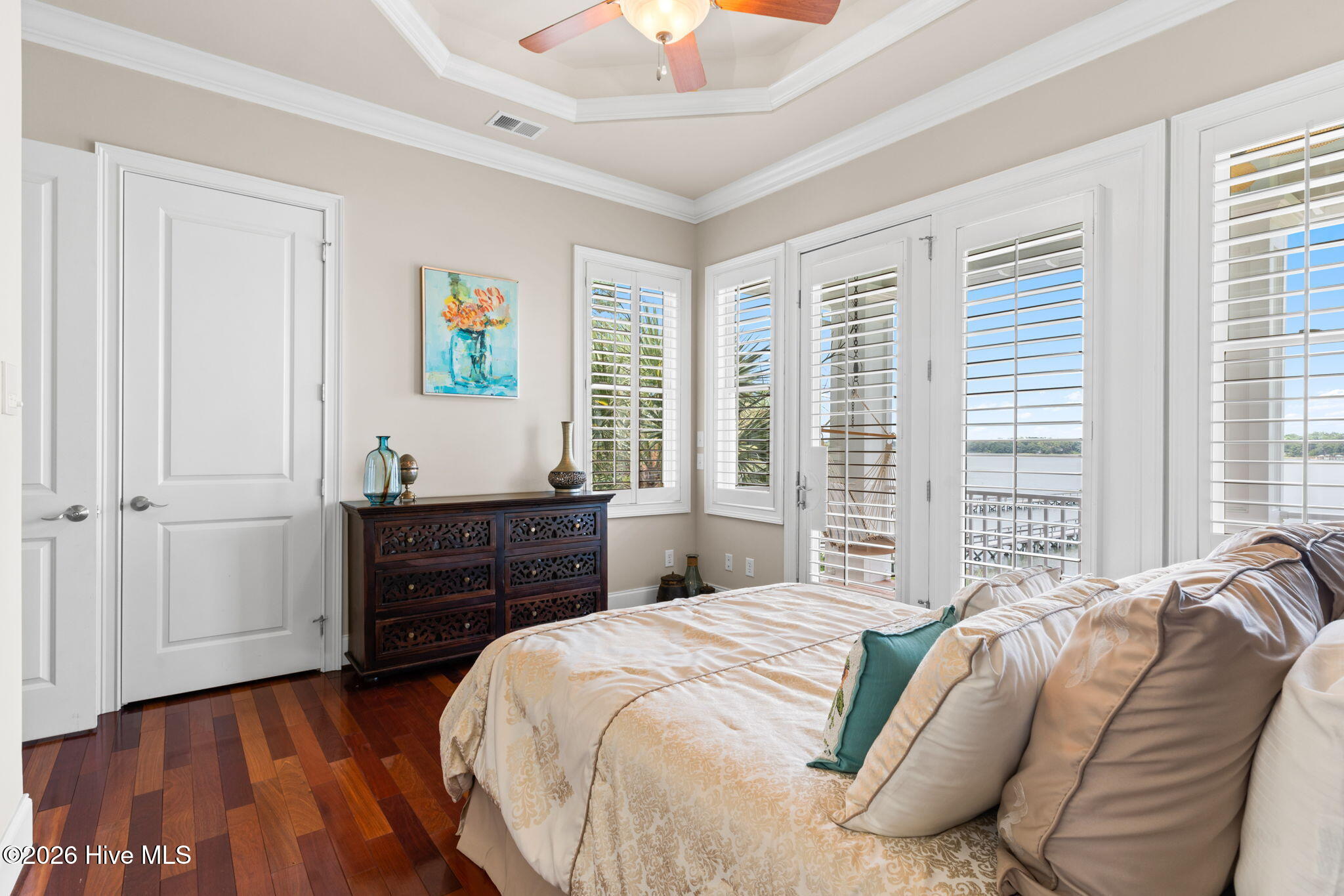 100554709 | Photo 75