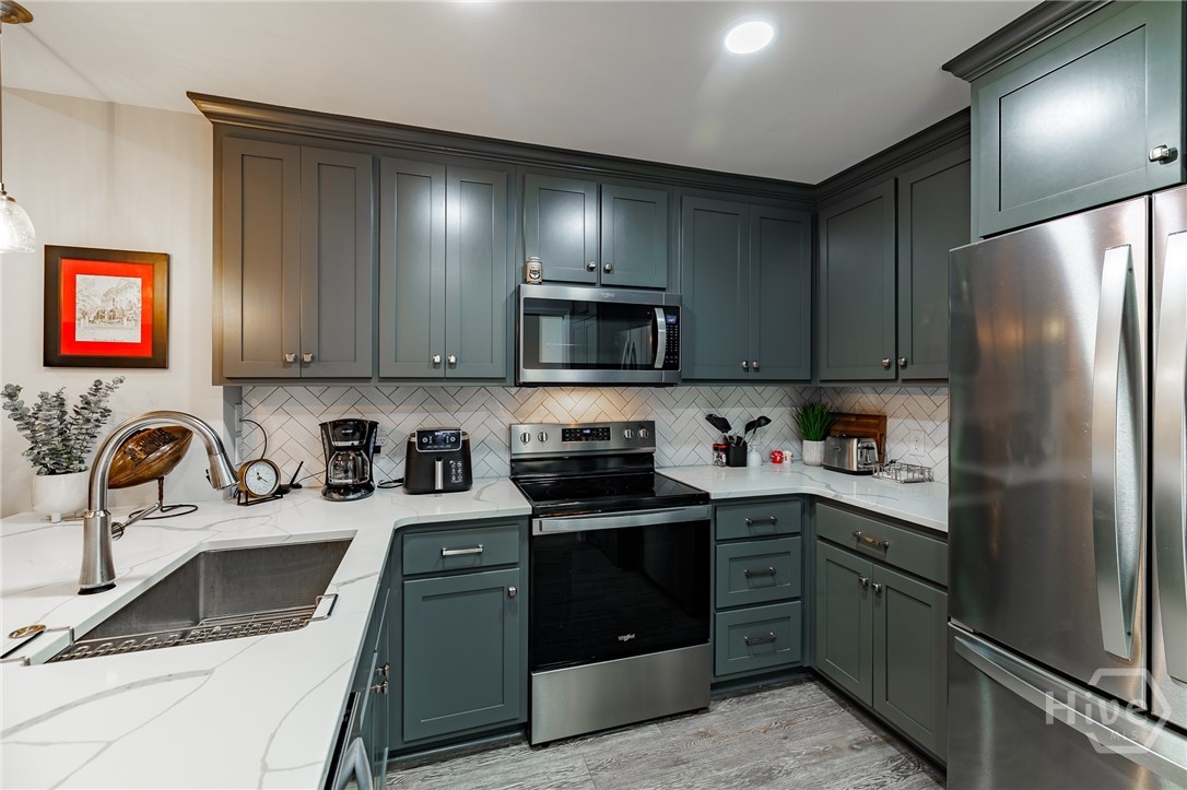 250 Broad Street W 811