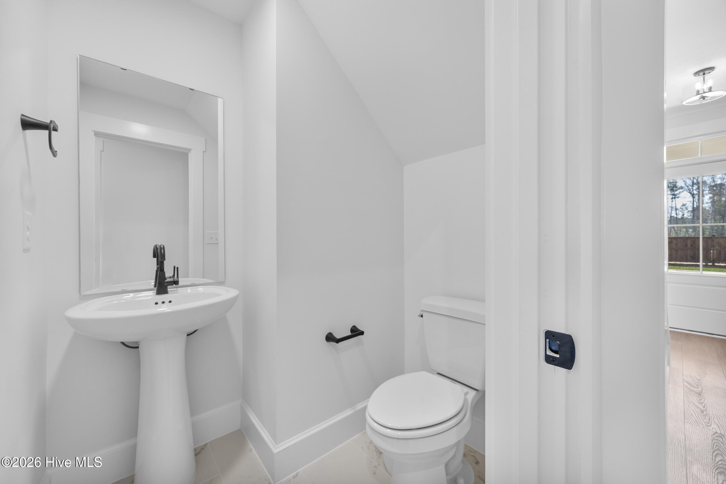 100560726 | Photo 11