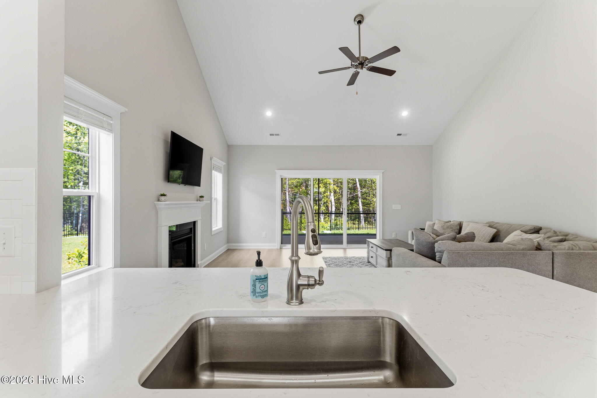 100567561 | Photo 23