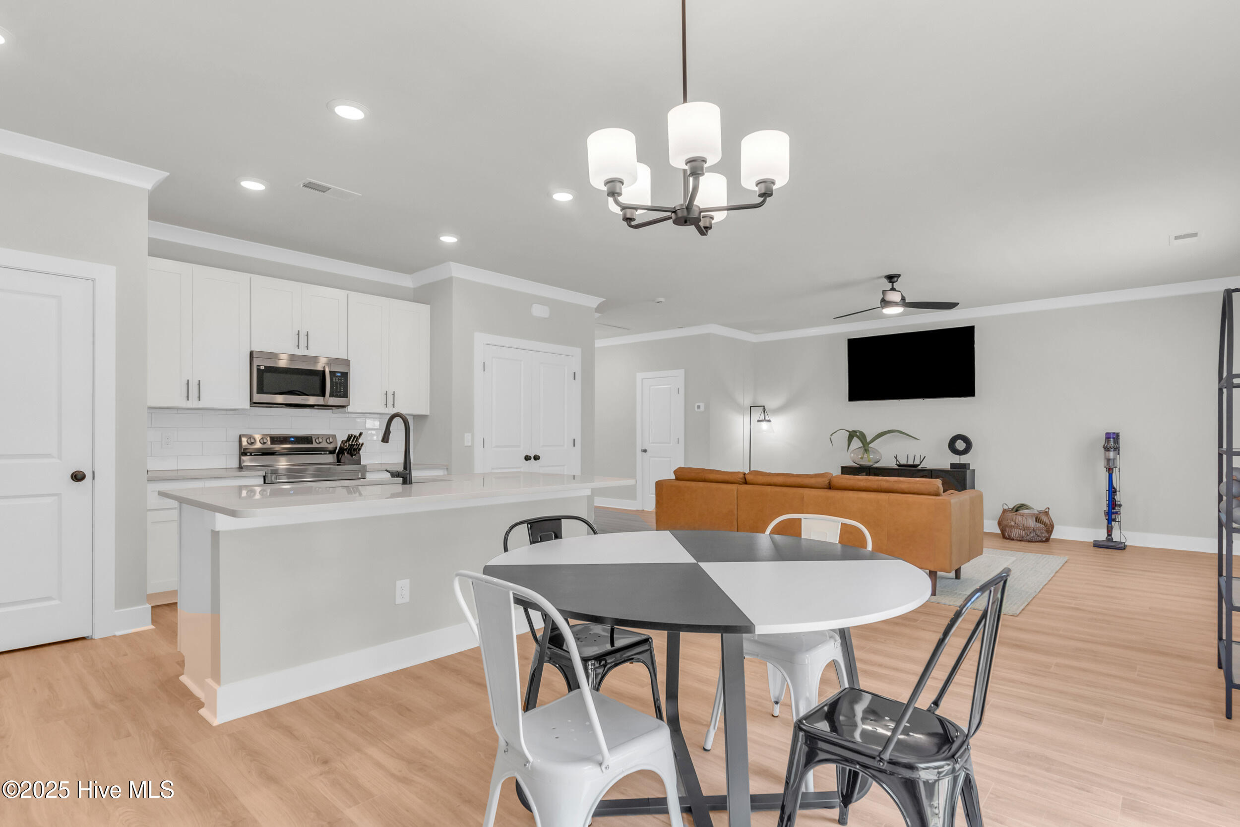 100563674 | Photo 16