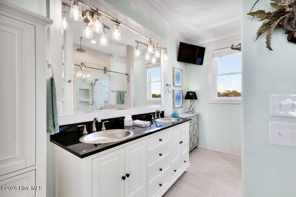 100564206 | Photo 50