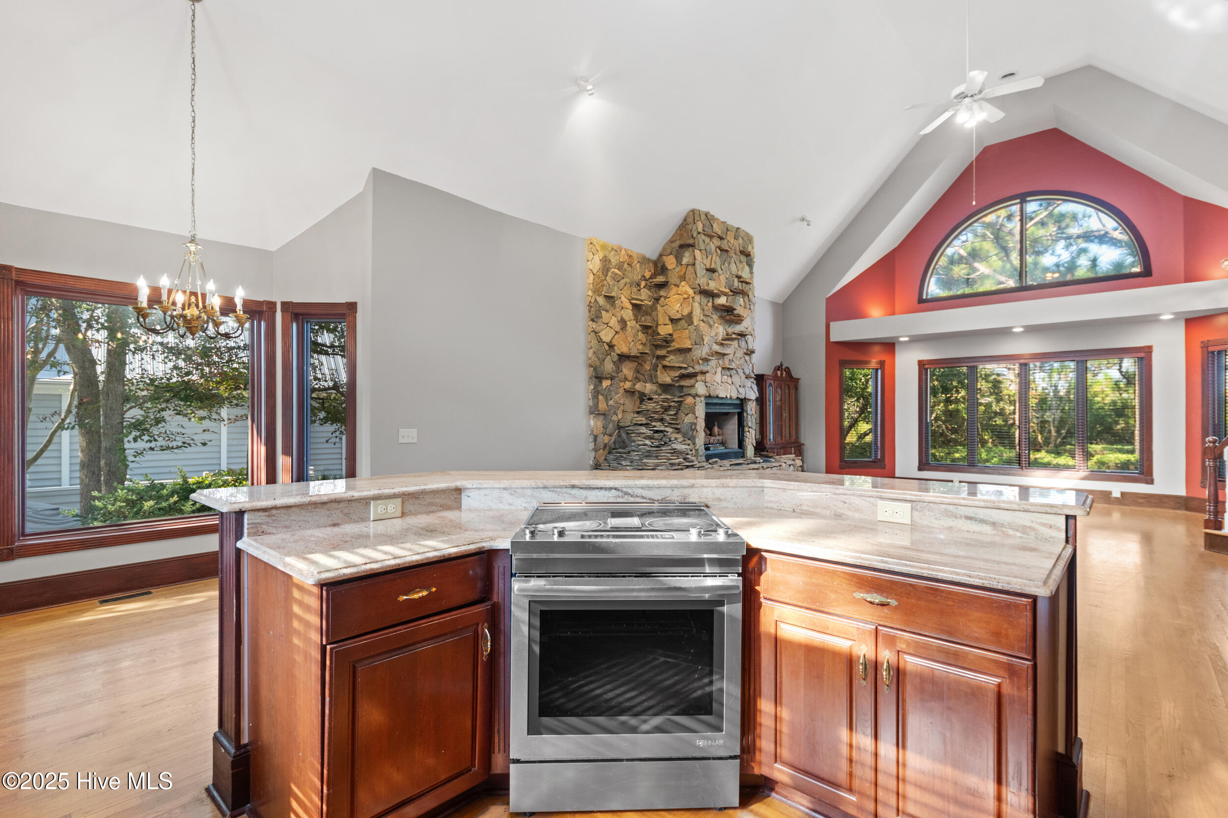 100531940 | Photo 29