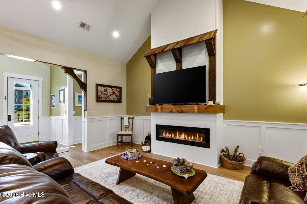 100560083 | Photo 12