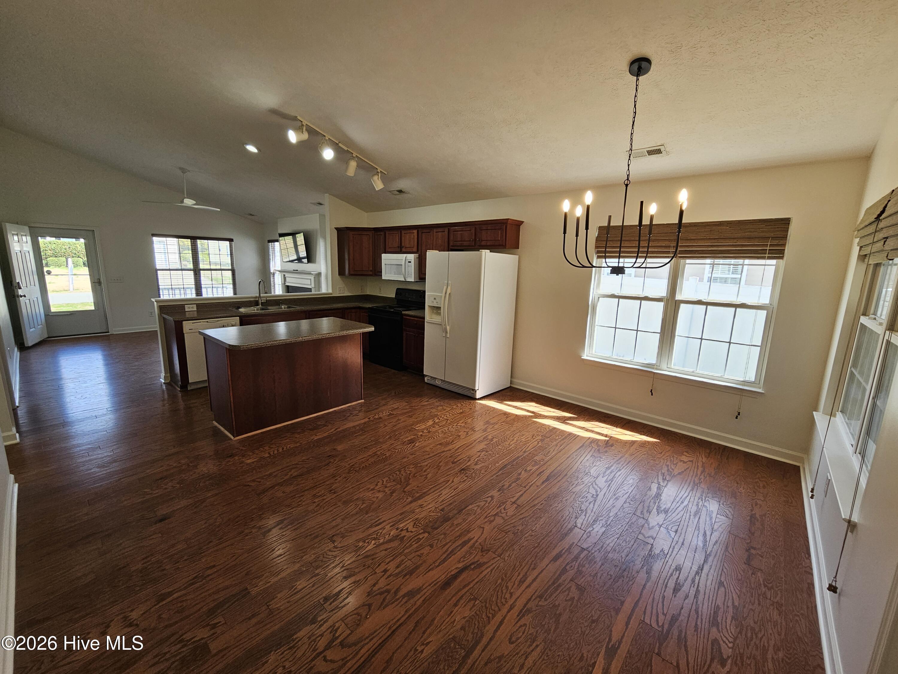 100557905 | Photo 11