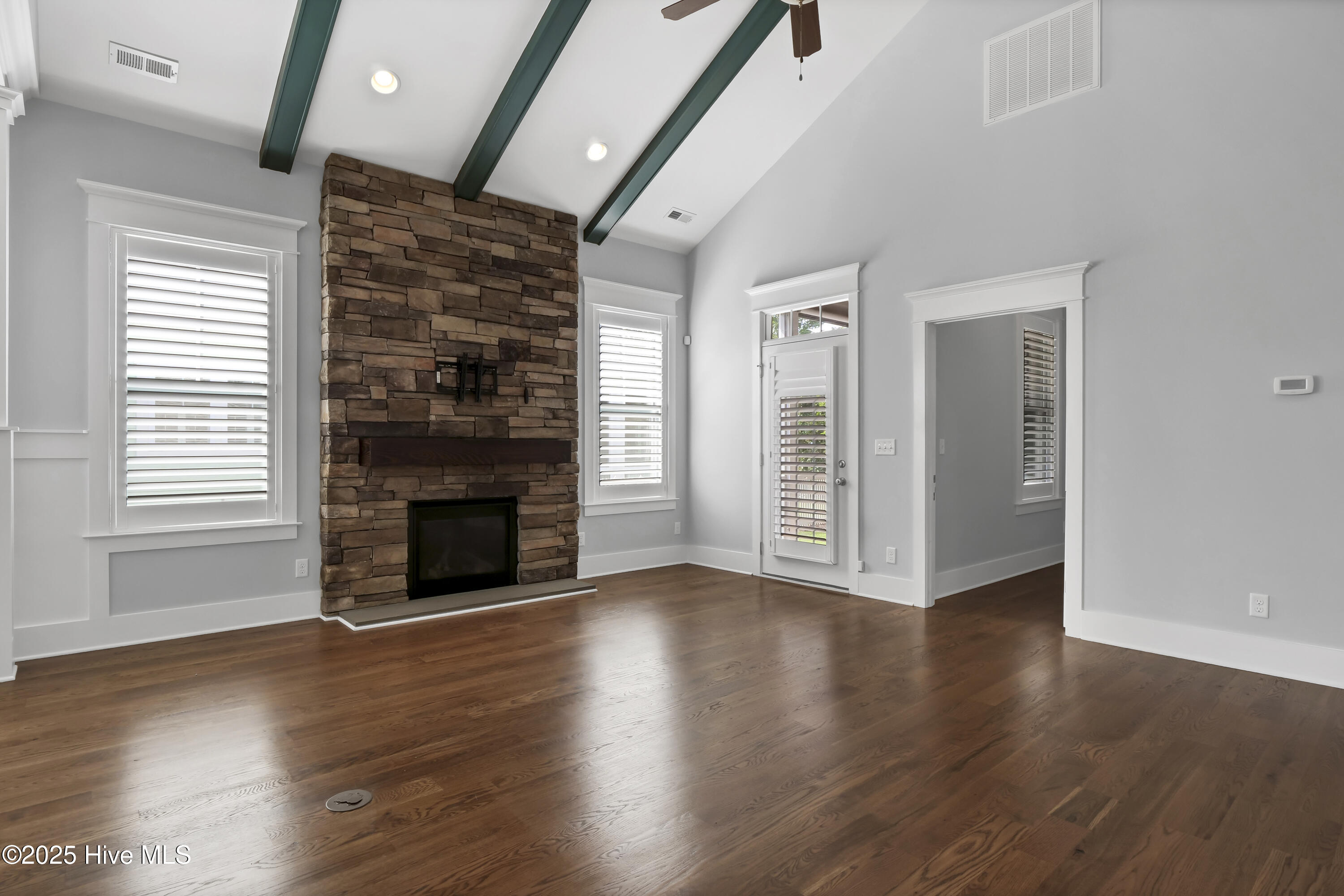 100537444 | Photo 17