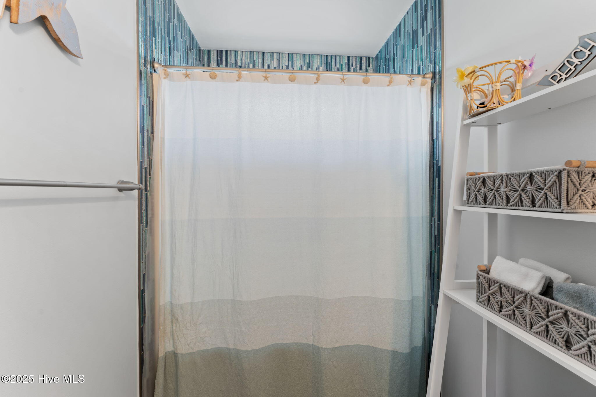 100548300 | Photo 45