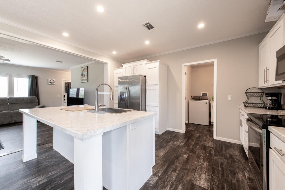 Large Island with Bar!